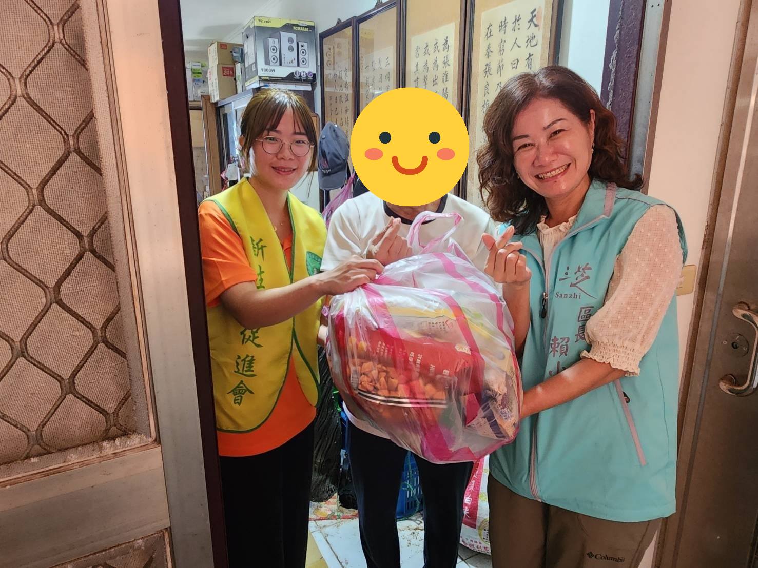 賴小萍區長探視區內獨居長者致贈中秋連假代餐