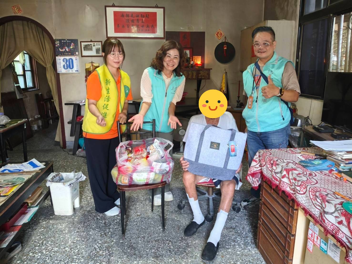 賴小萍區長與新生活社會福利發展促進會探視區內獨居長者致贈中秋連假代餐