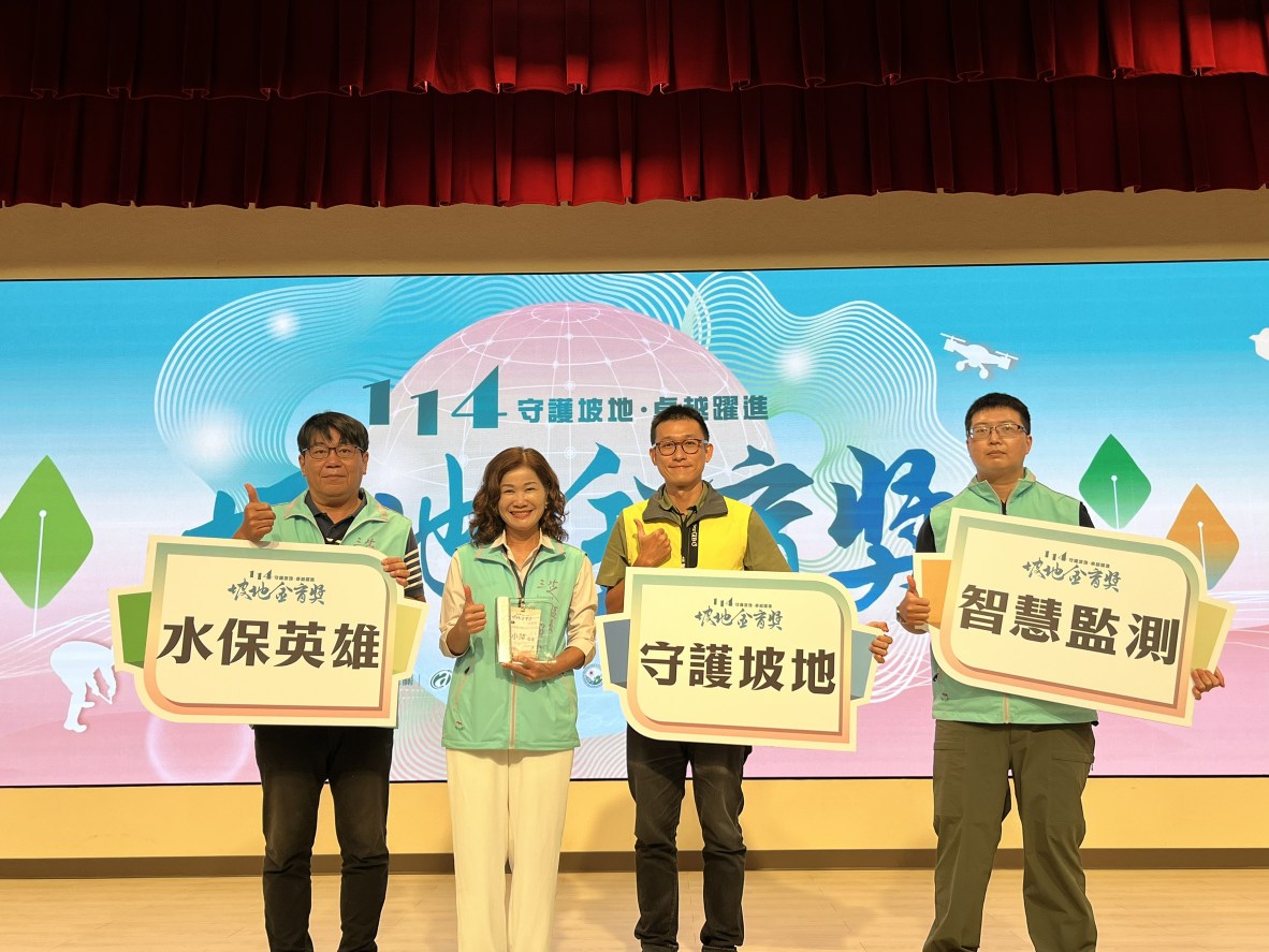 賴小萍區長率領公所農經課課長及同仁領獎