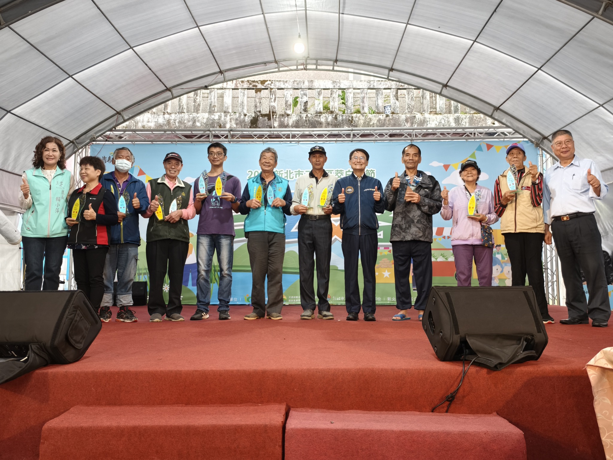陳純敬副市長及賴小萍區長與得獎農友合影