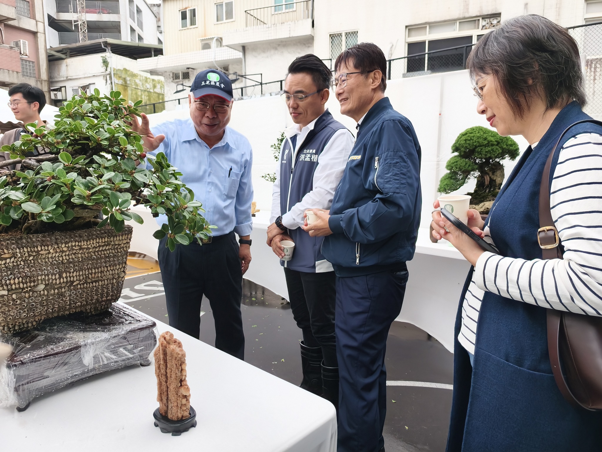 陳純敬副市長觀賞精心設計的盆栽
