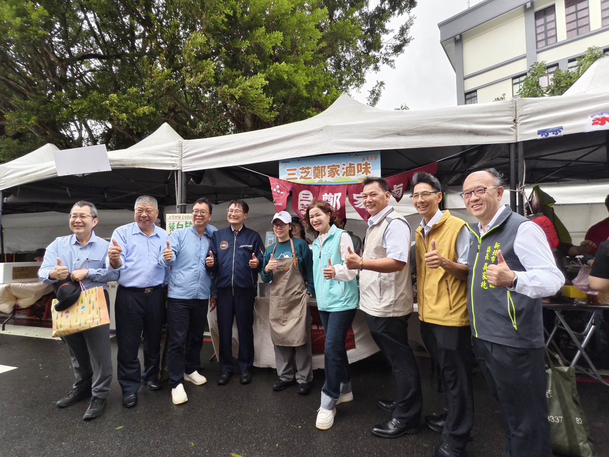 陳純敬副市長及與會貴賓與當地攤商合影