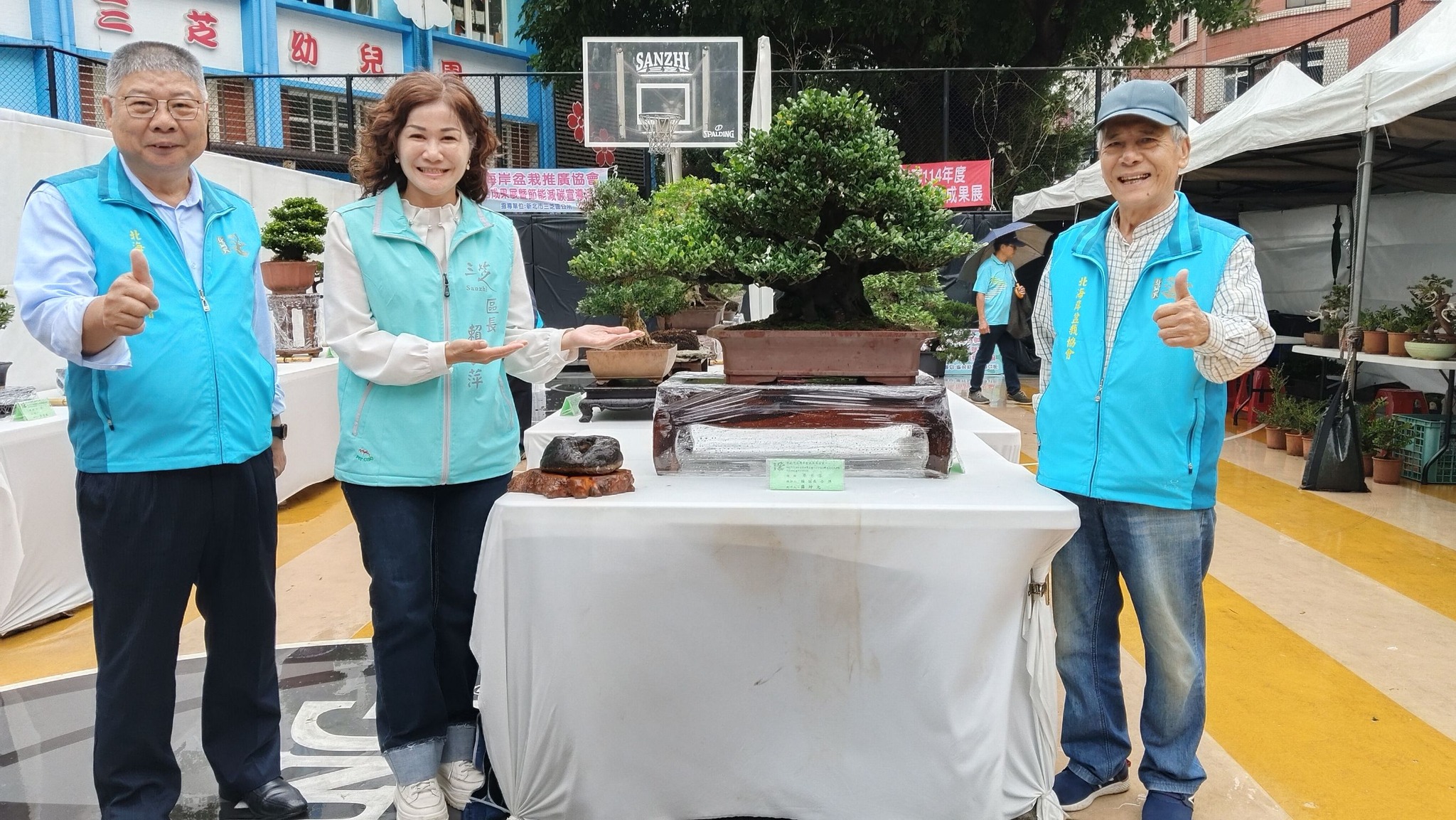 賴小萍區長歡迎大家來現場欣賞景觀盆栽