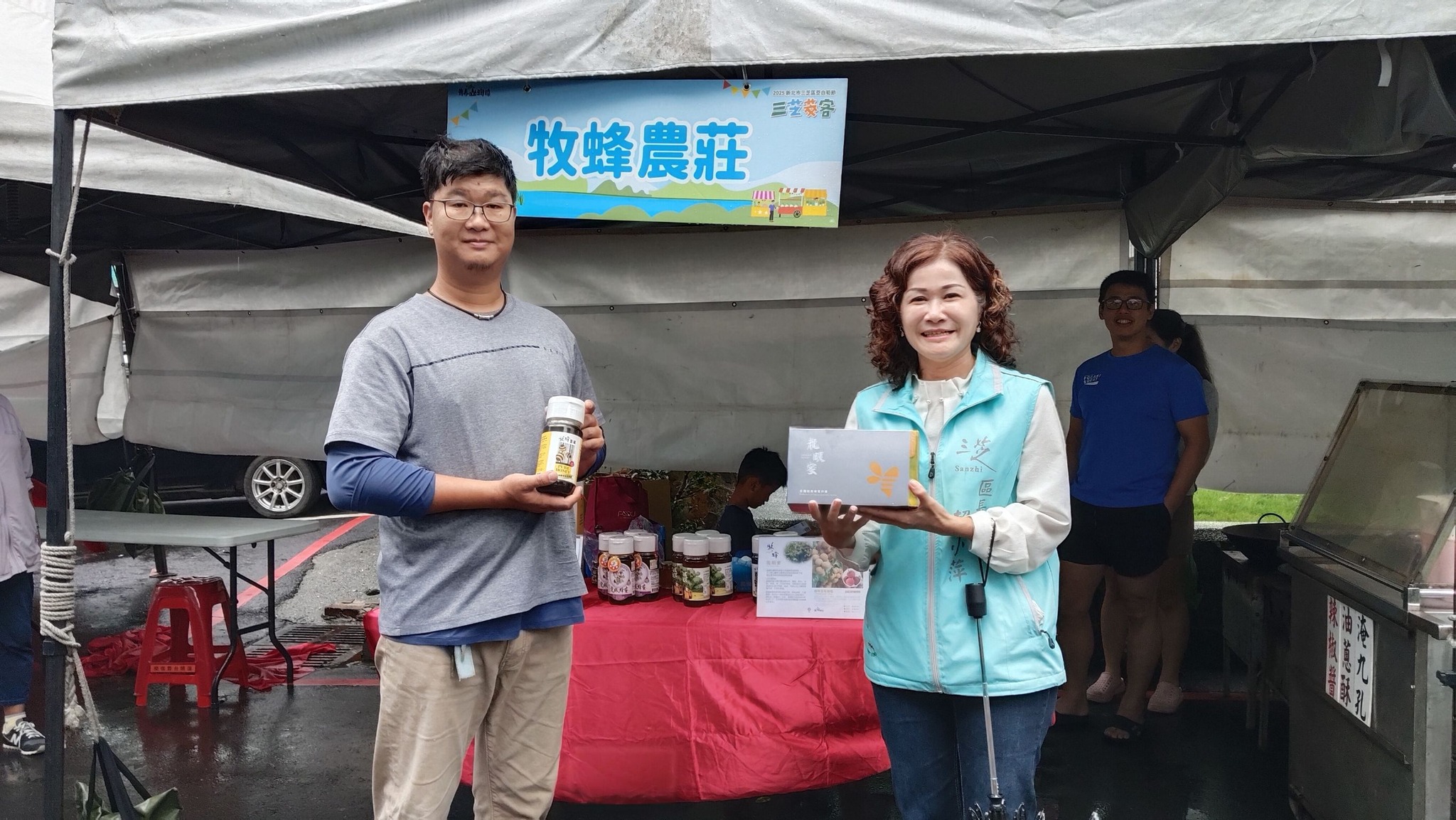 賴小萍區長與在地牧峰農場商家合影