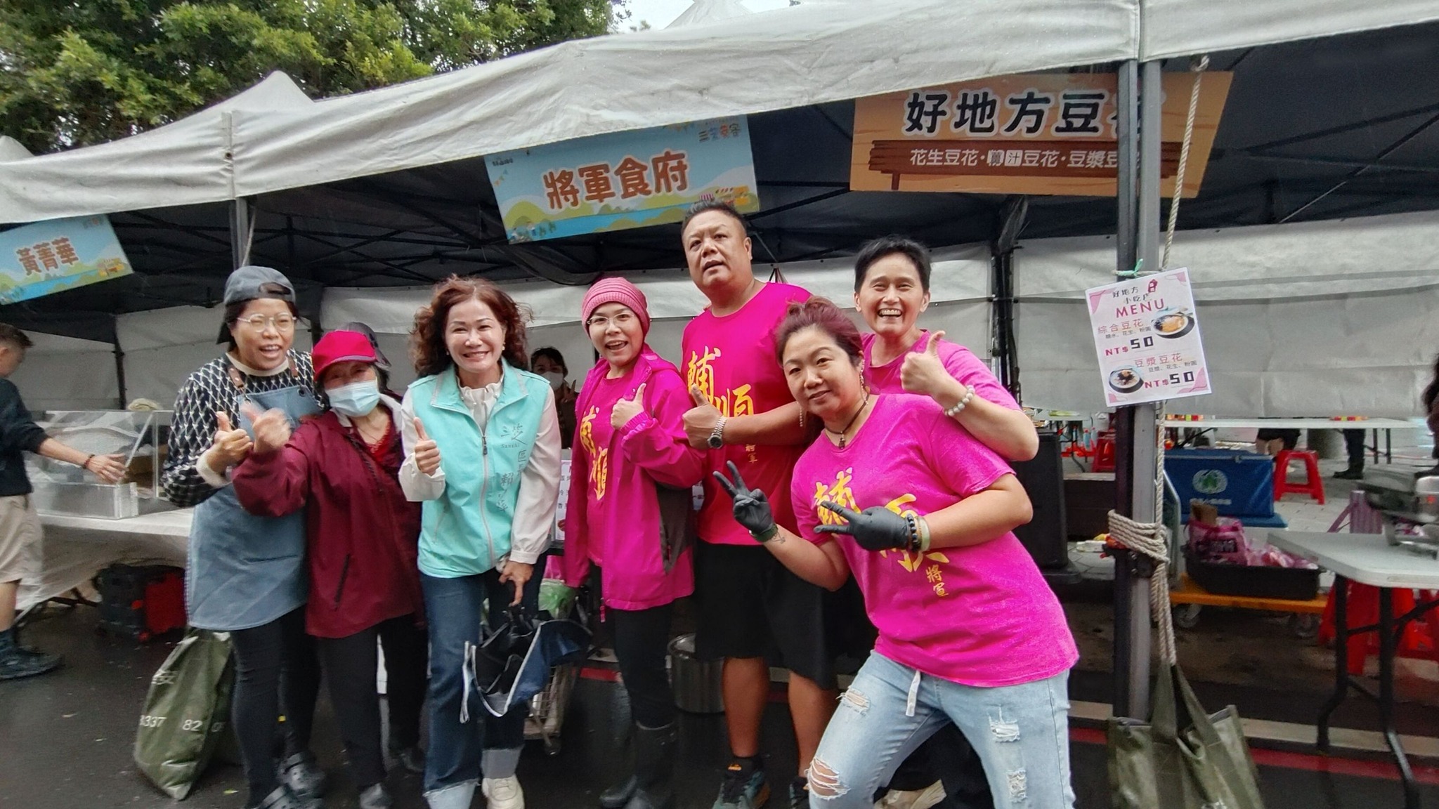 賴小萍區長與將軍食府商家合影