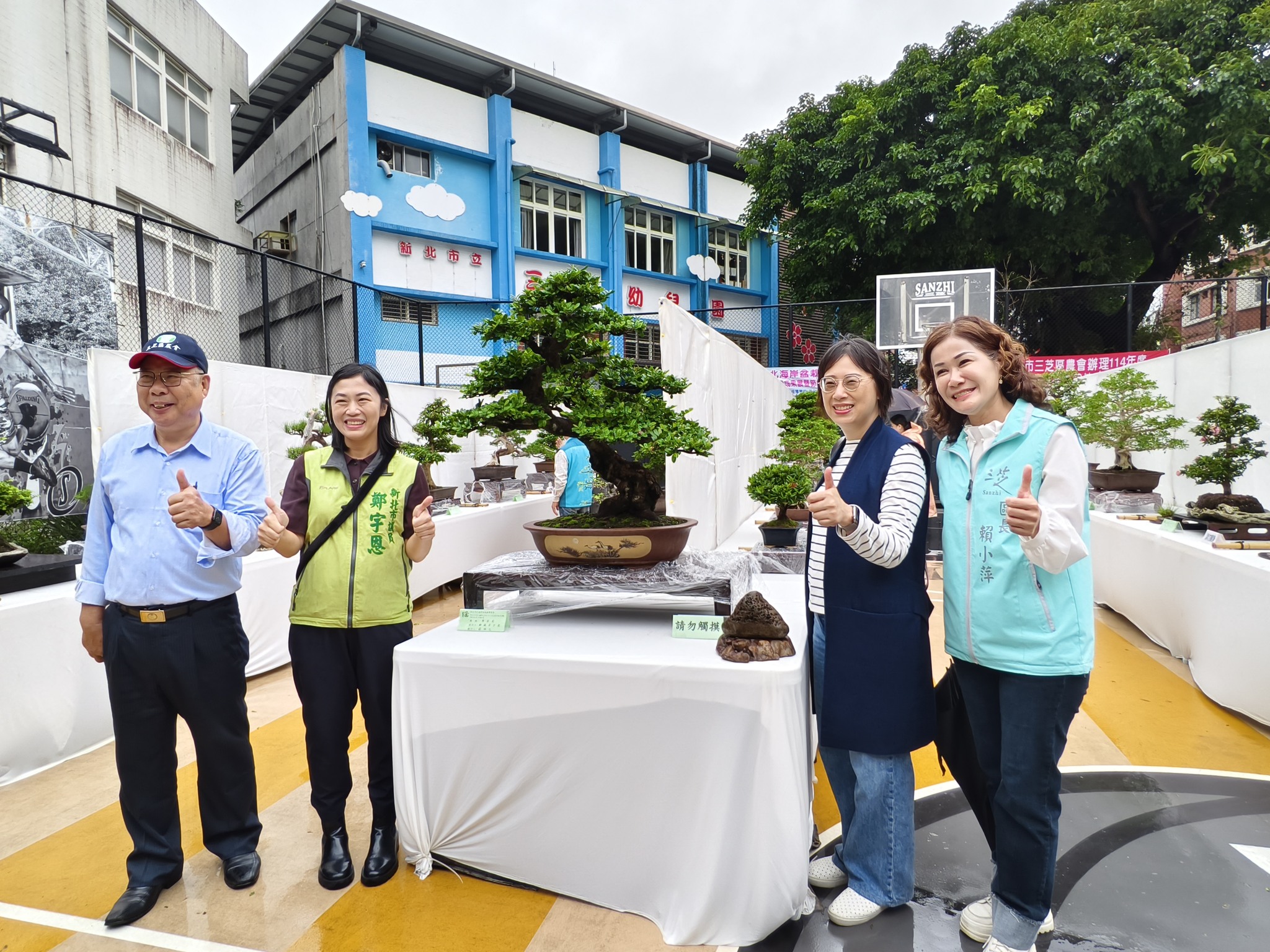 農業局劉淑芬副局長與精心設計的觀賞盆栽合影