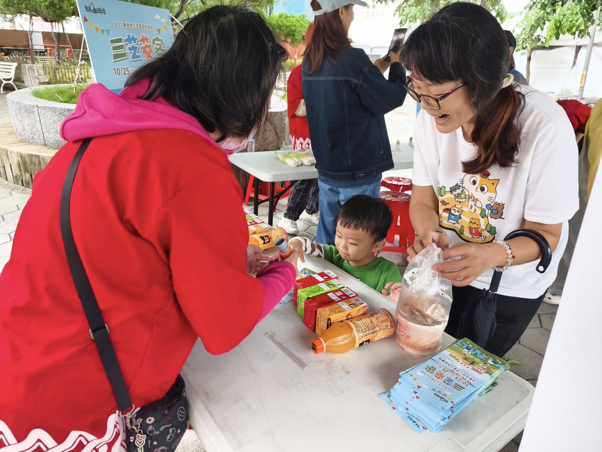 民眾參與趣味闖關活動