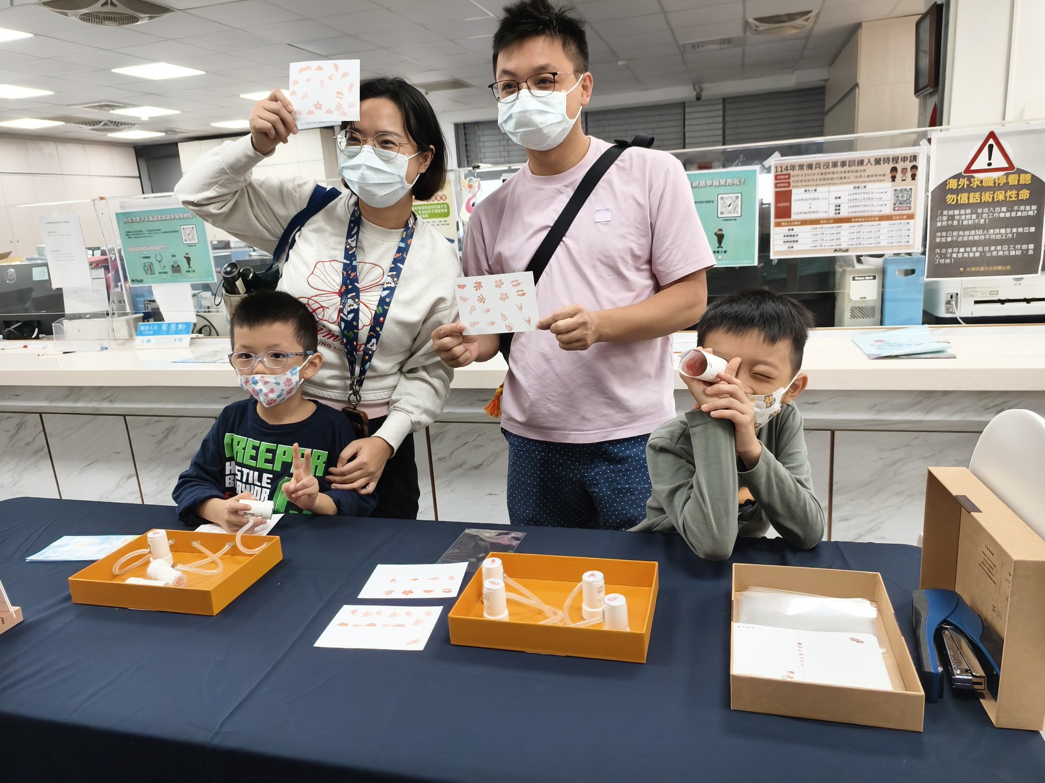 民眾參與明信片DIY創作區