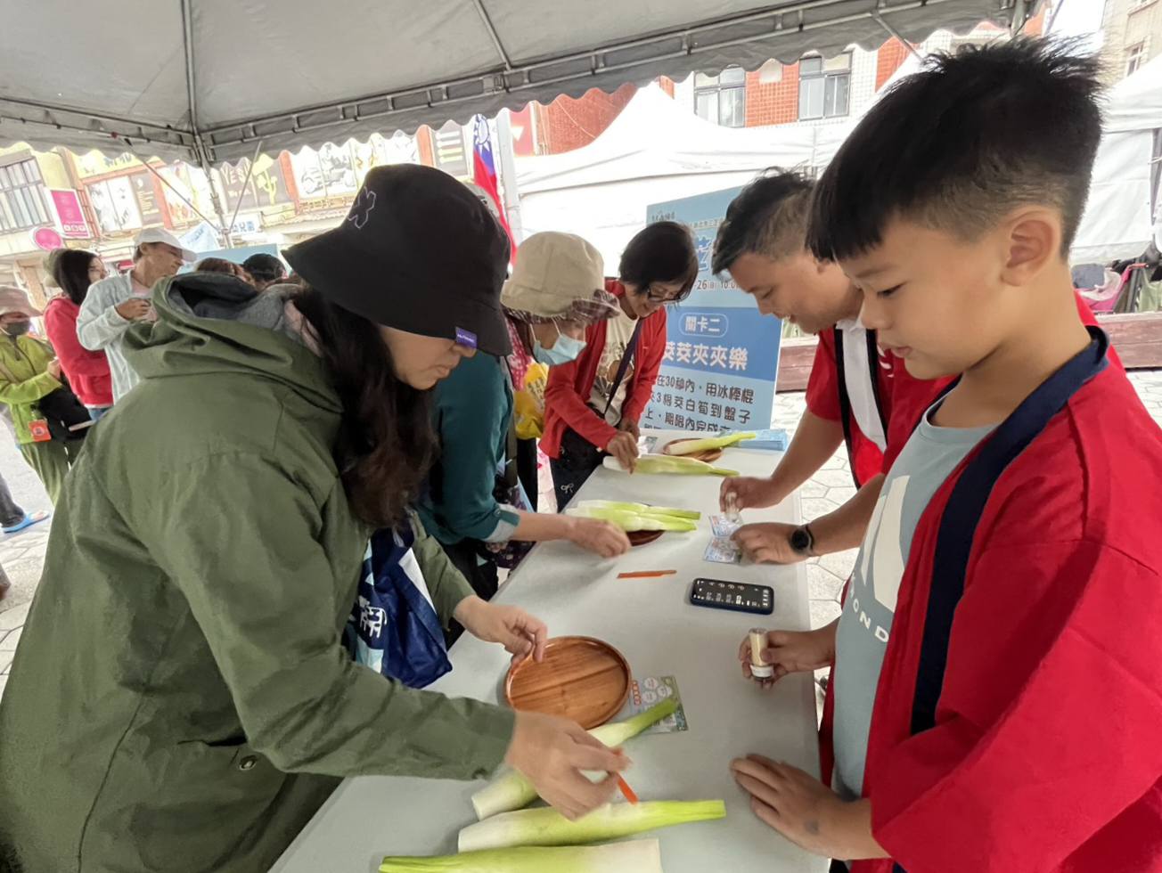 民眾參與茭白筍夾夾樂活動