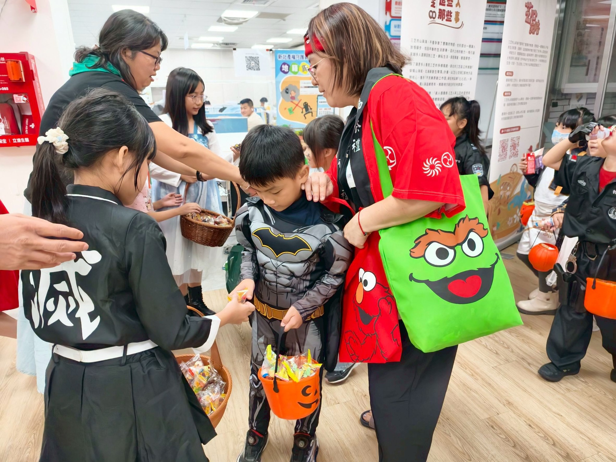 公所發送萬聖節糖果活動