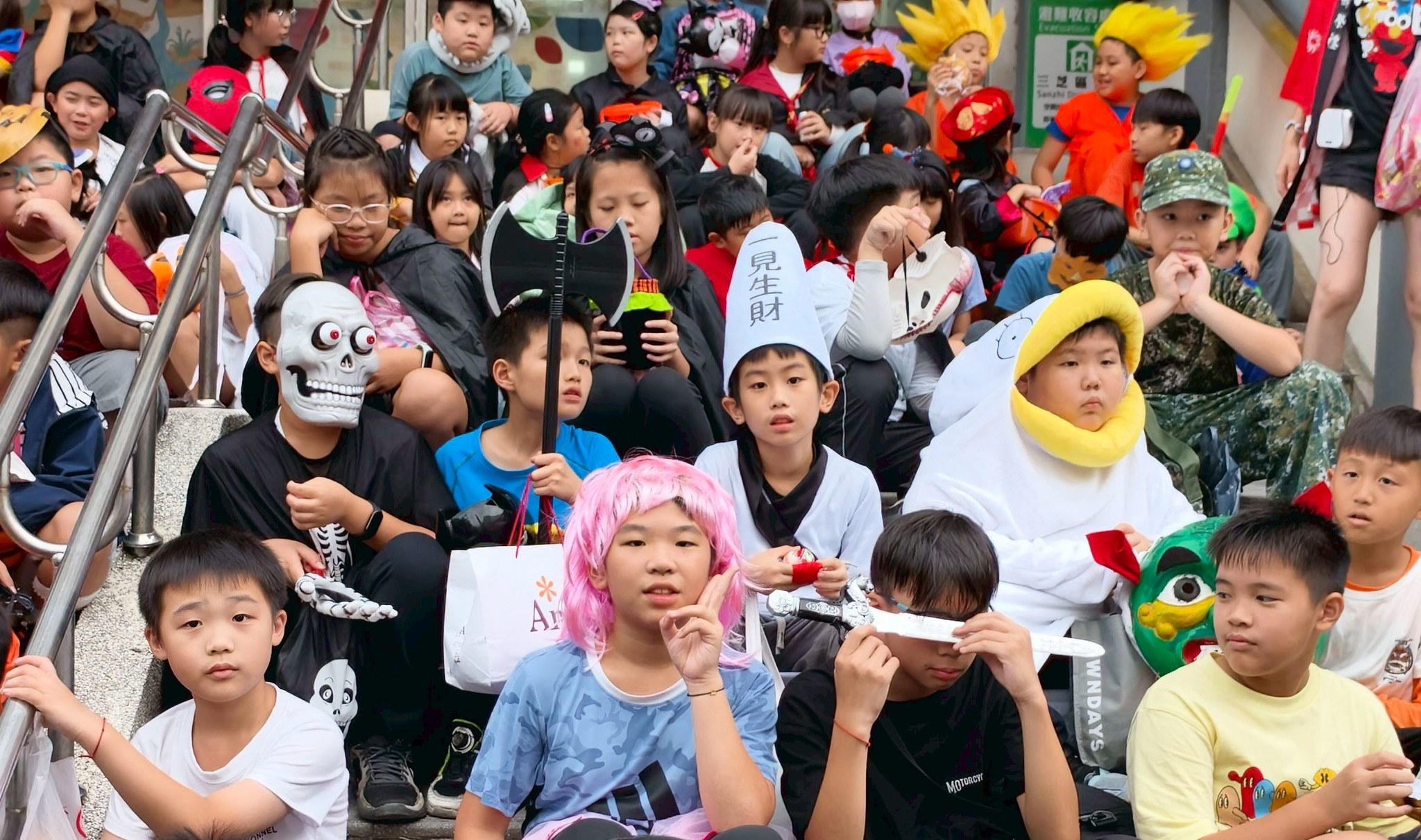 小朋友們熱鬧萬聖節裝扮