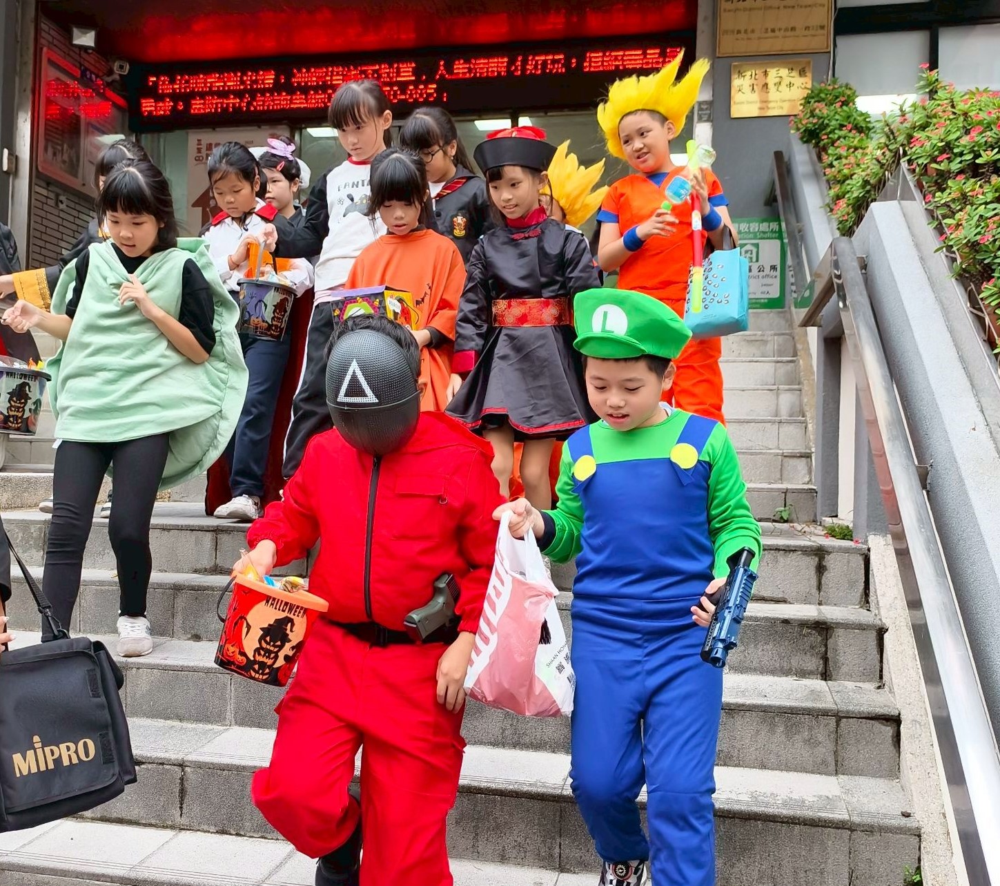 小朋友們精心打扮萬聖節服裝