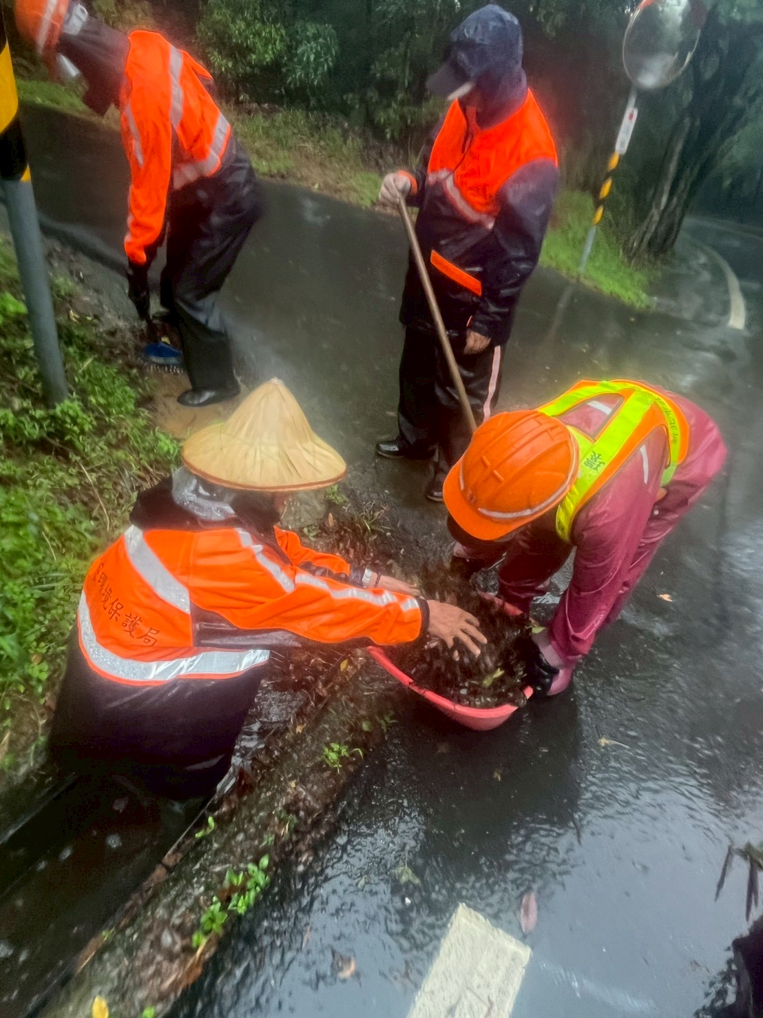 颱風來襲前側溝清淤