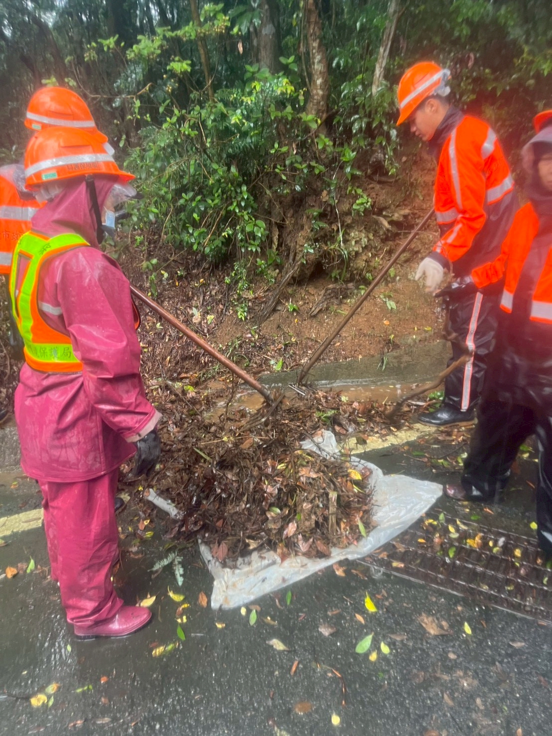 颱風來襲前側溝巡檢清淤