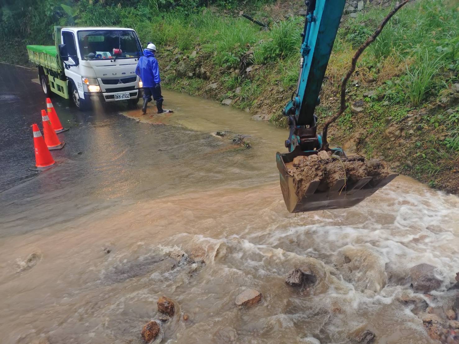 青山路面水溢流路面施工處置