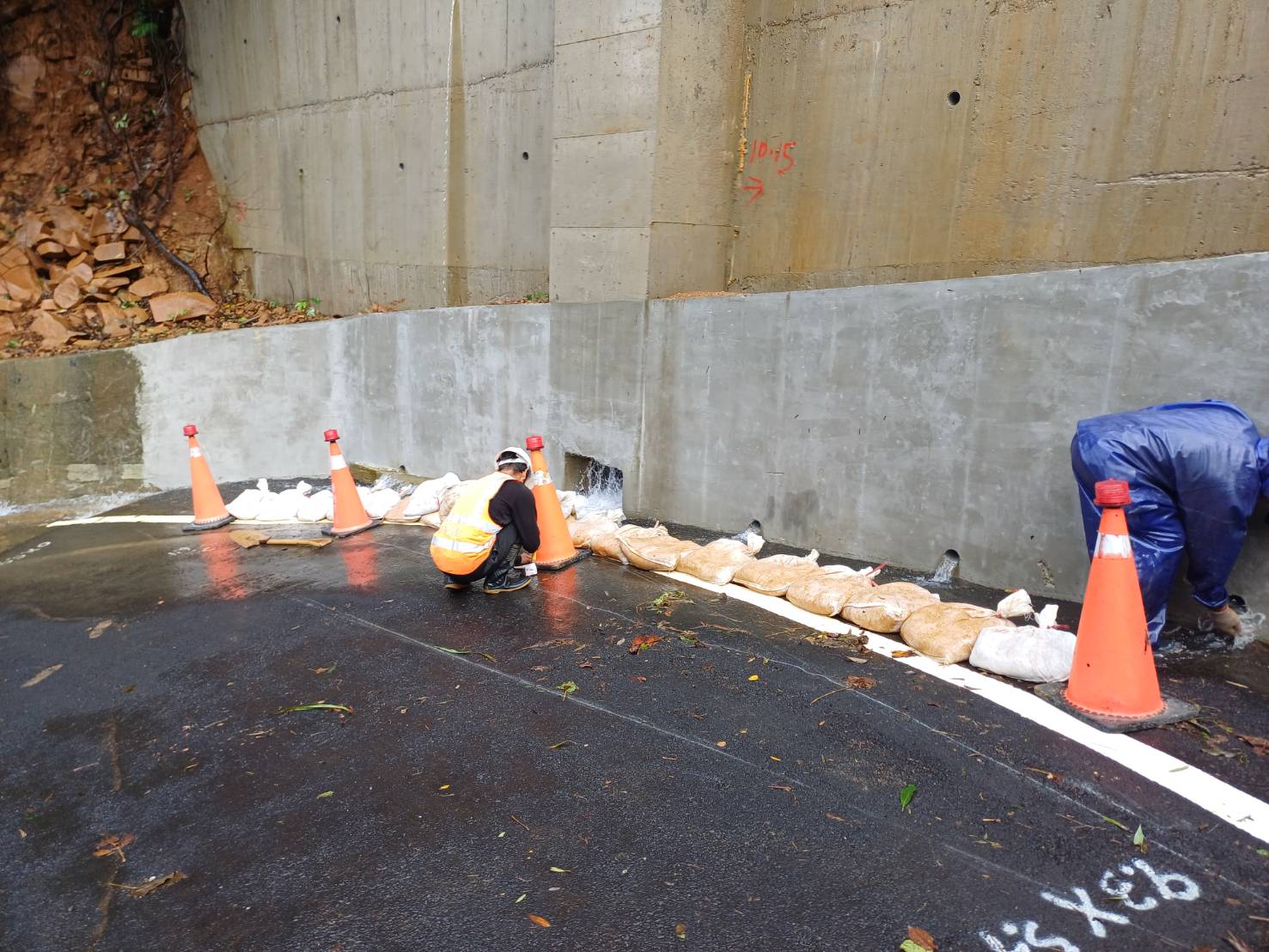 五腳松二路檔土牆土石堆積處置