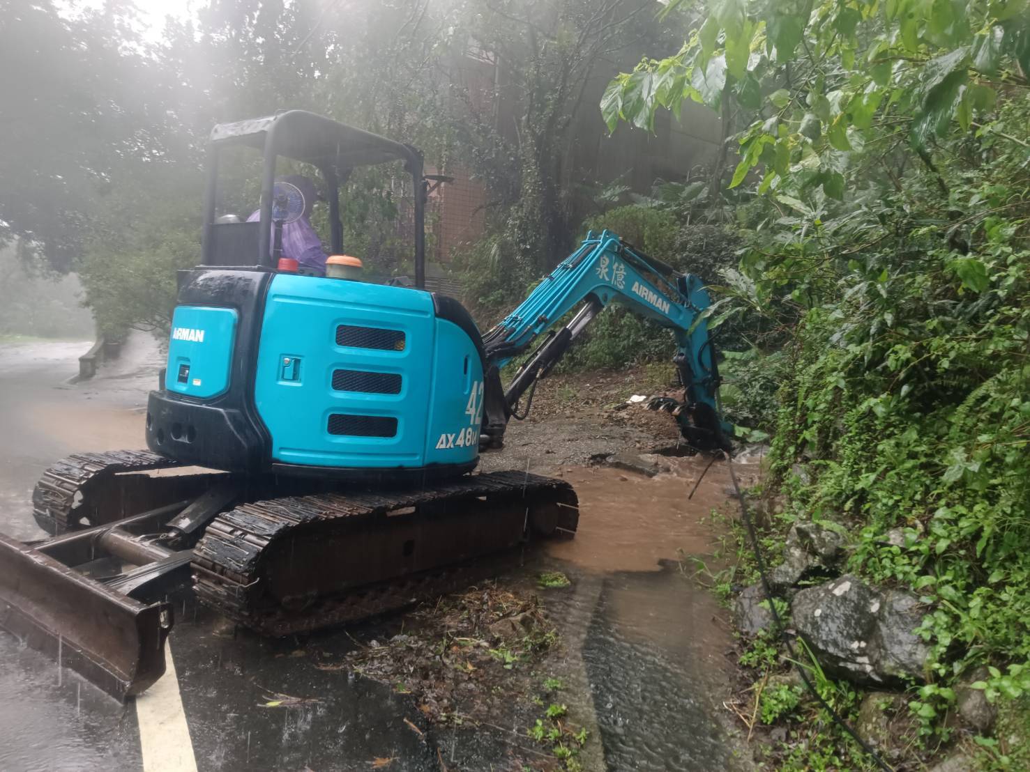 木屐寮餐廳旁道路側溝清土石