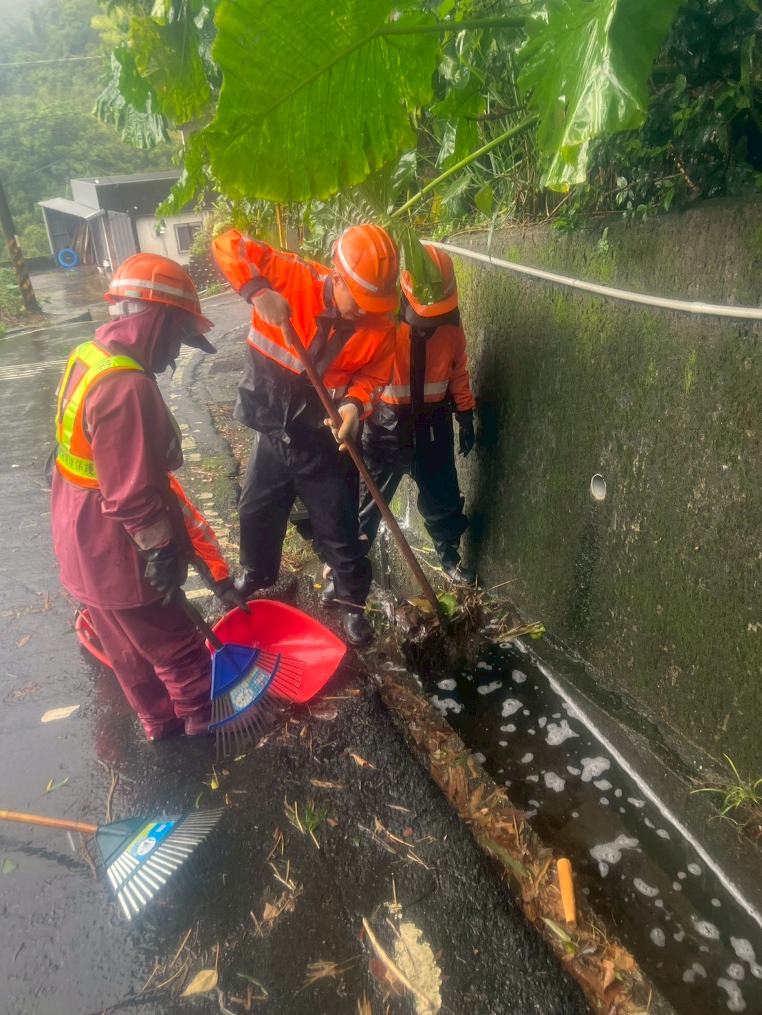 1141112鳳凰颱風道路側溝清淤巡檢