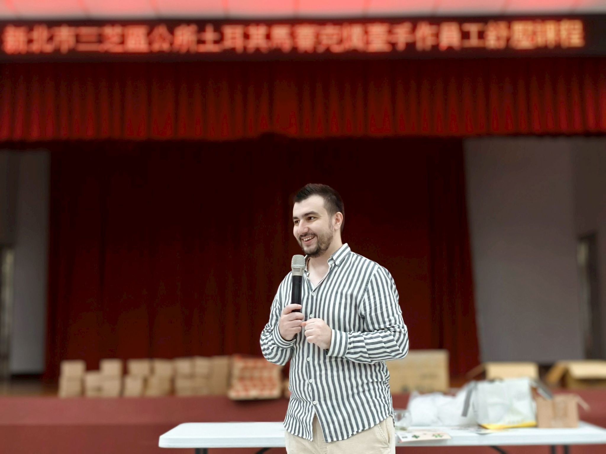 土耳其的約素夫老師帶領大家體驗「土耳其馬賽克燭台DIY」