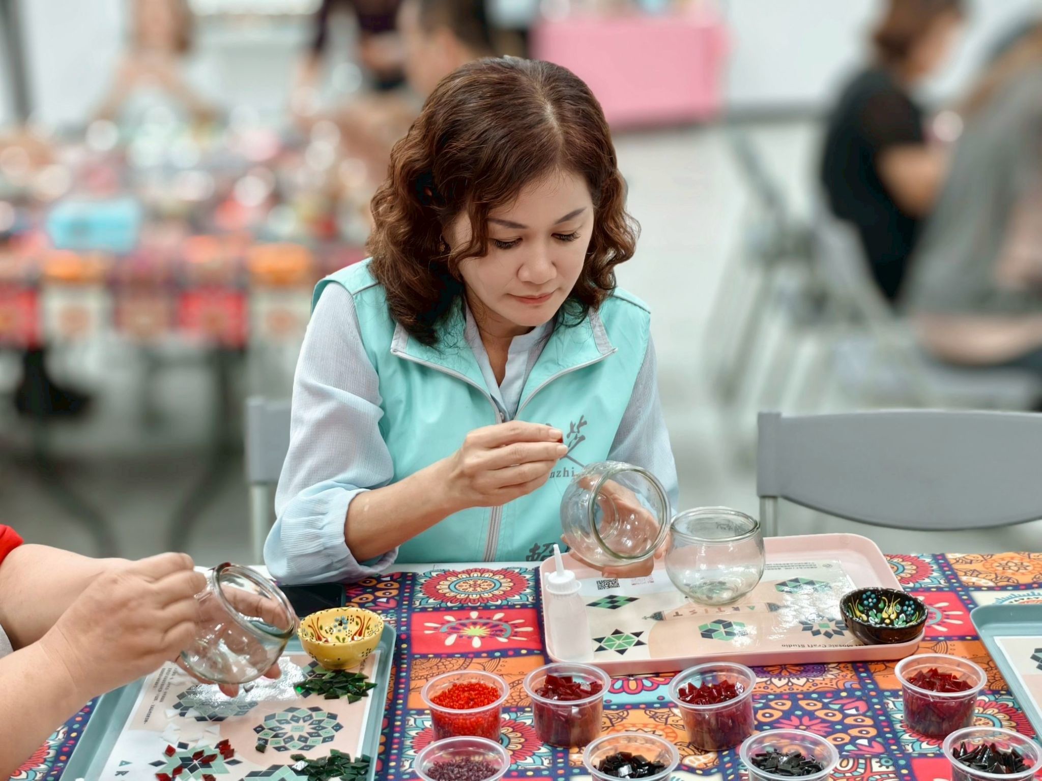 賴小萍區長體驗「土耳其馬賽克燭台DIY」