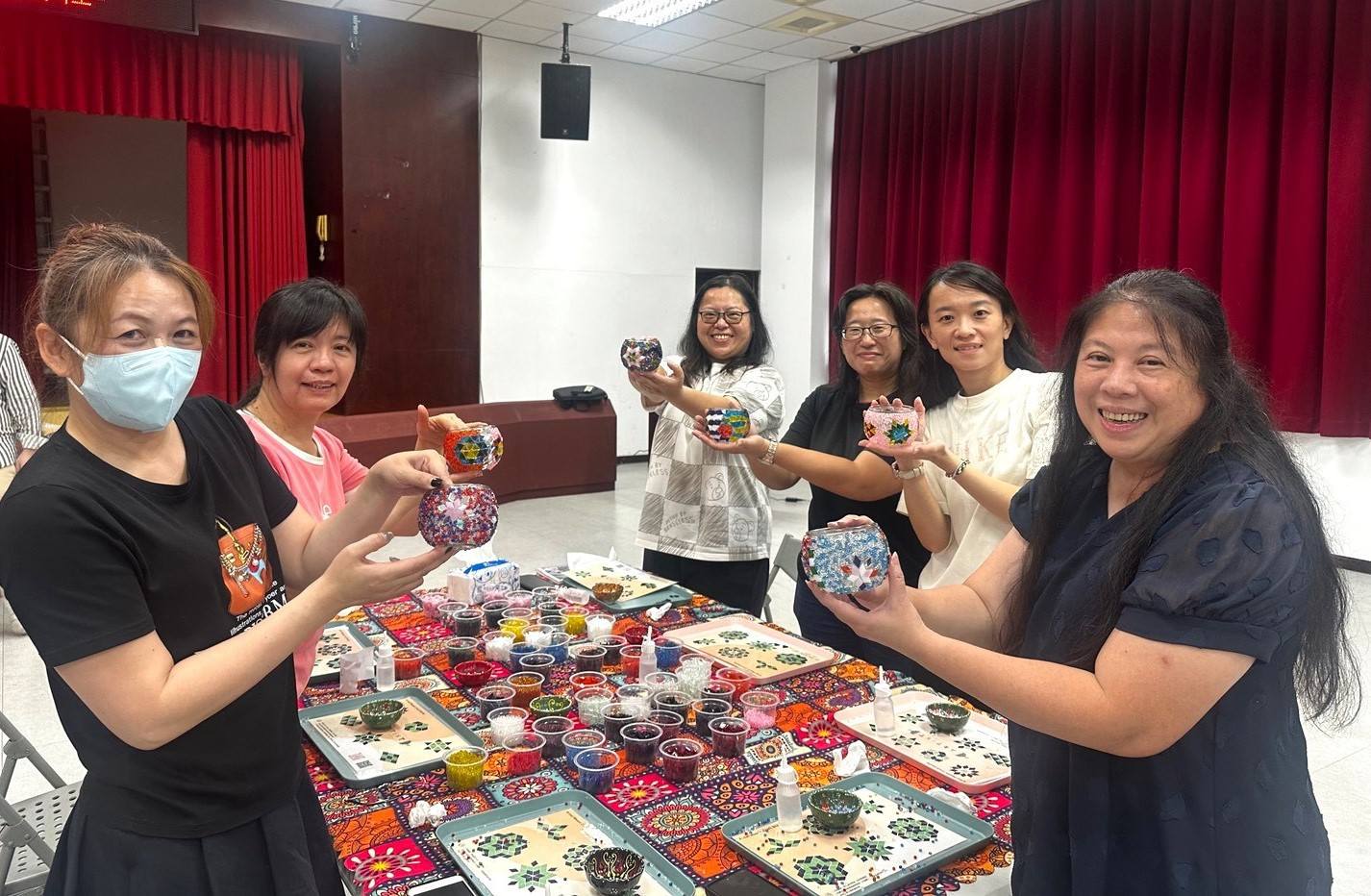 人事主任跟同仁一起體驗「土耳其馬賽克燭台DIY」