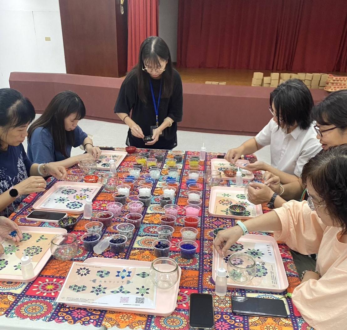 同仁們專注地一片片拼貼出自己的作品