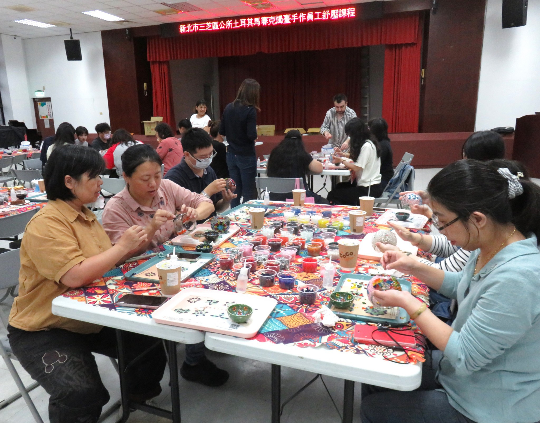 同仁們專注地拼貼出自己的作品