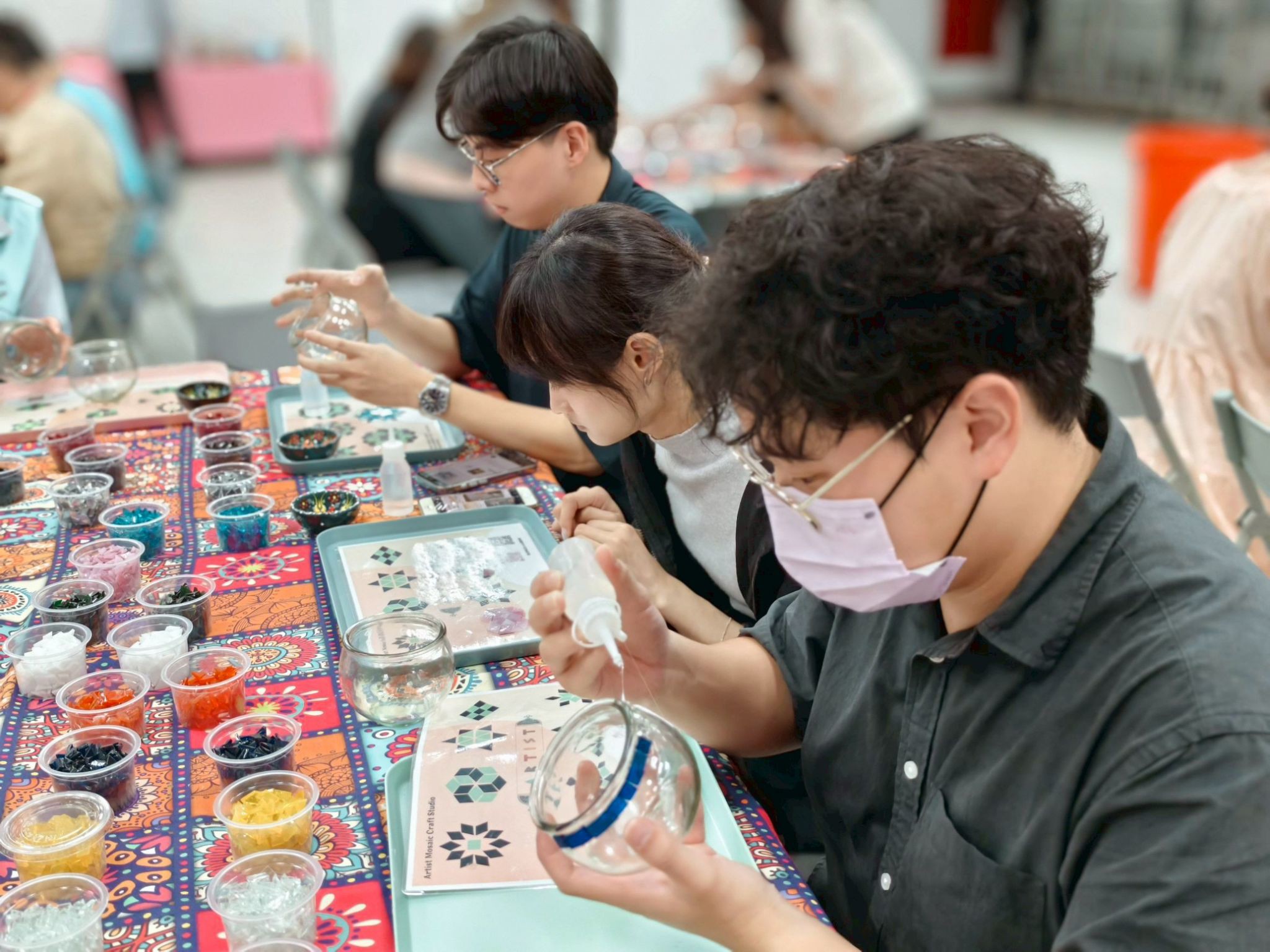 同仁們專注地拼貼出自己的手作作品