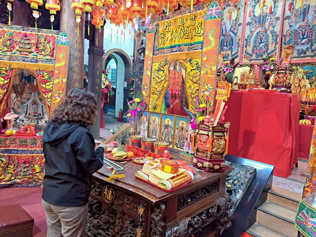 賴小萍區長上香祭拜祈福