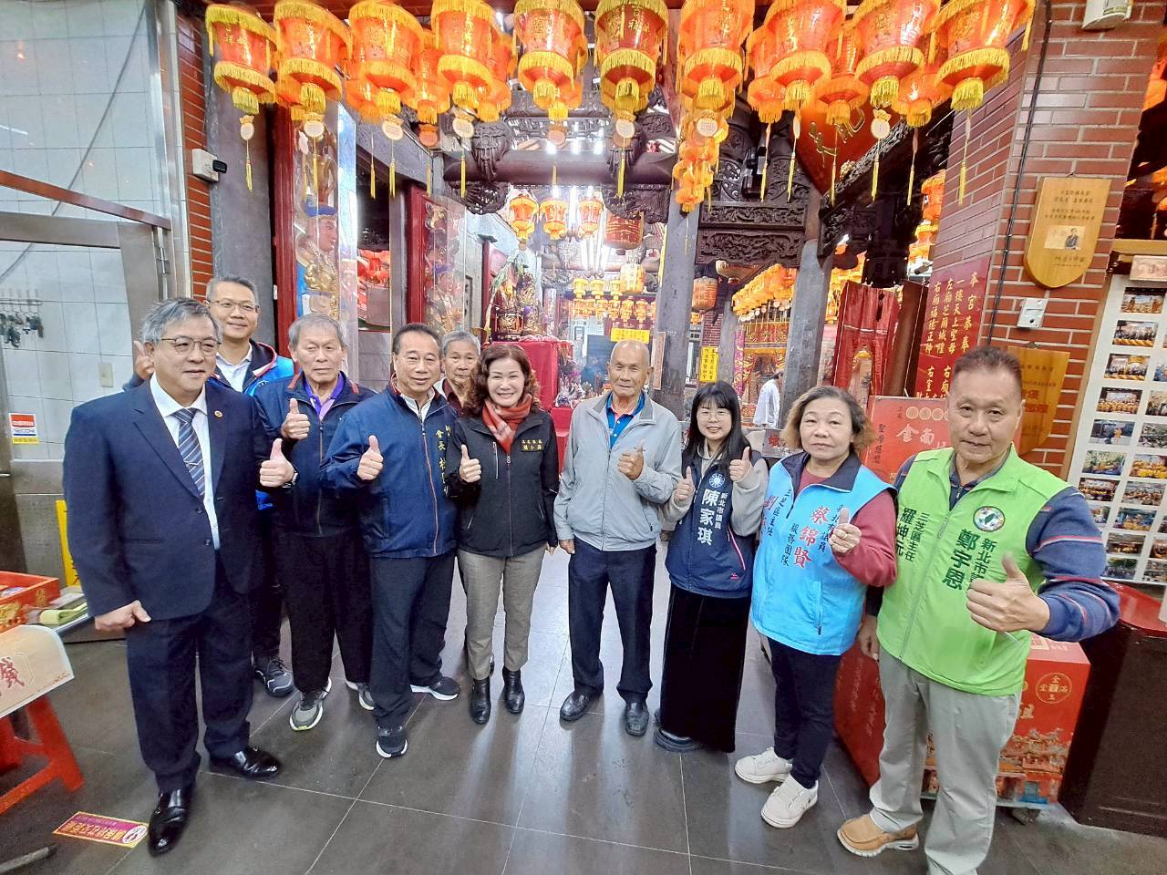 賴小萍區長、各級民意代表及里長們前往參拜
