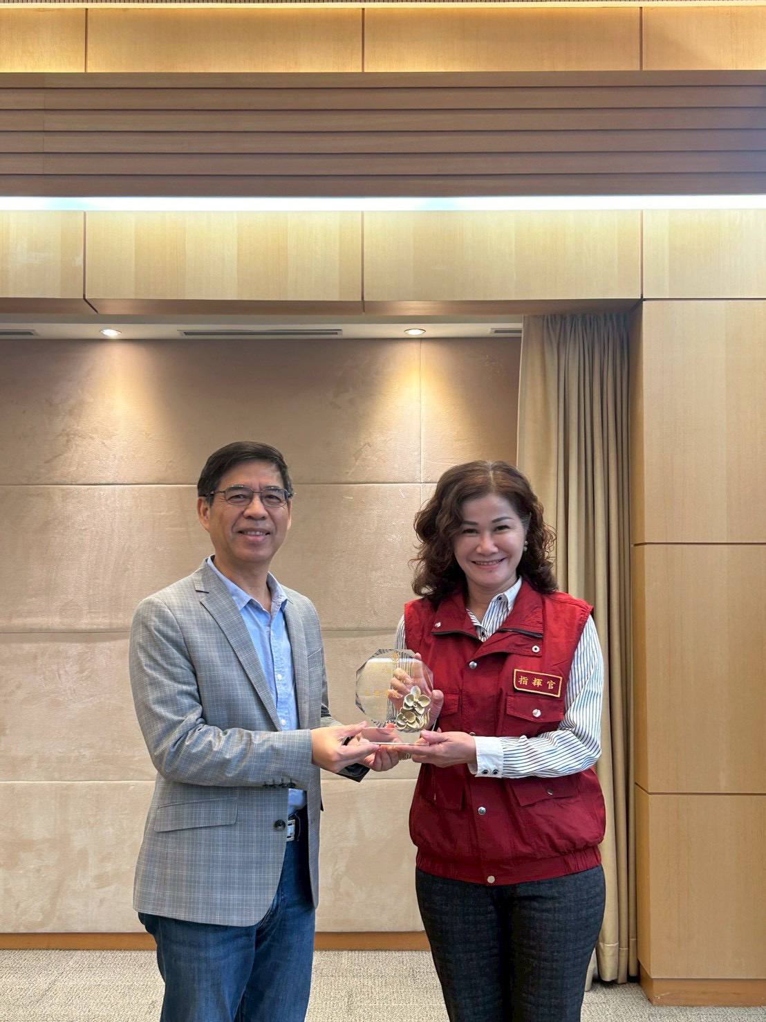 副秘書長柯慶忠頒發三芝區公所特優評核