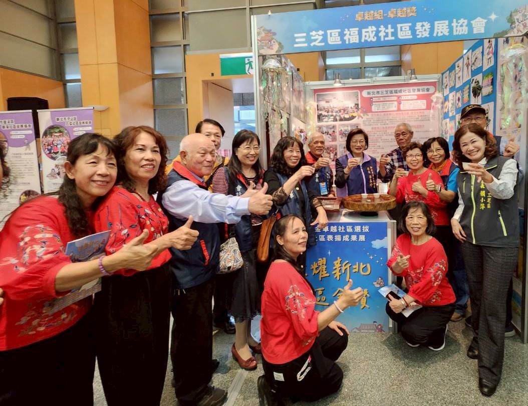 賴小萍區長及社會局長與福成社區發展協會合影