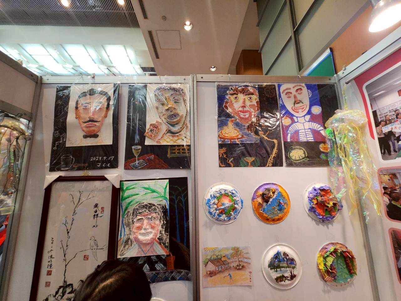 以繪本與五感教育為引導，讓孩子探索媒材、自由創作，從生活中培養美感。