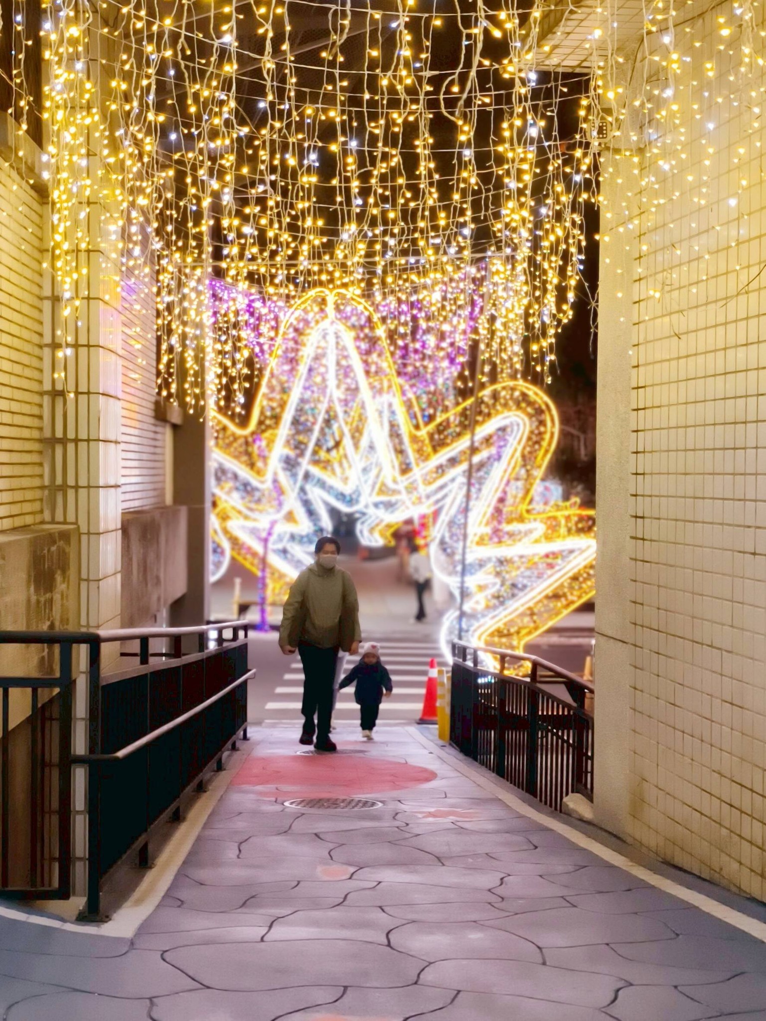 公所旁彩色廊道燈飾佈置