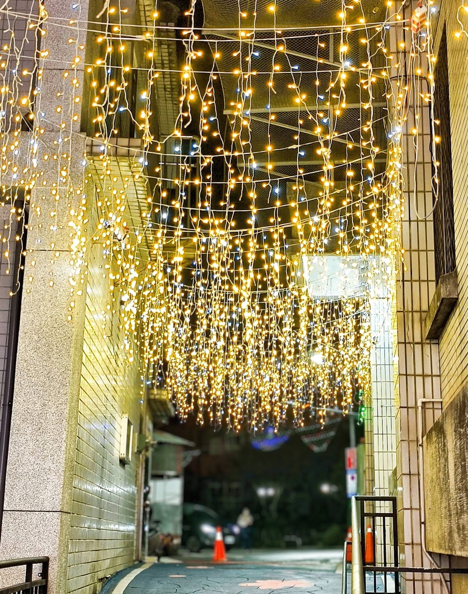 公所旁廊道燈飾佈置