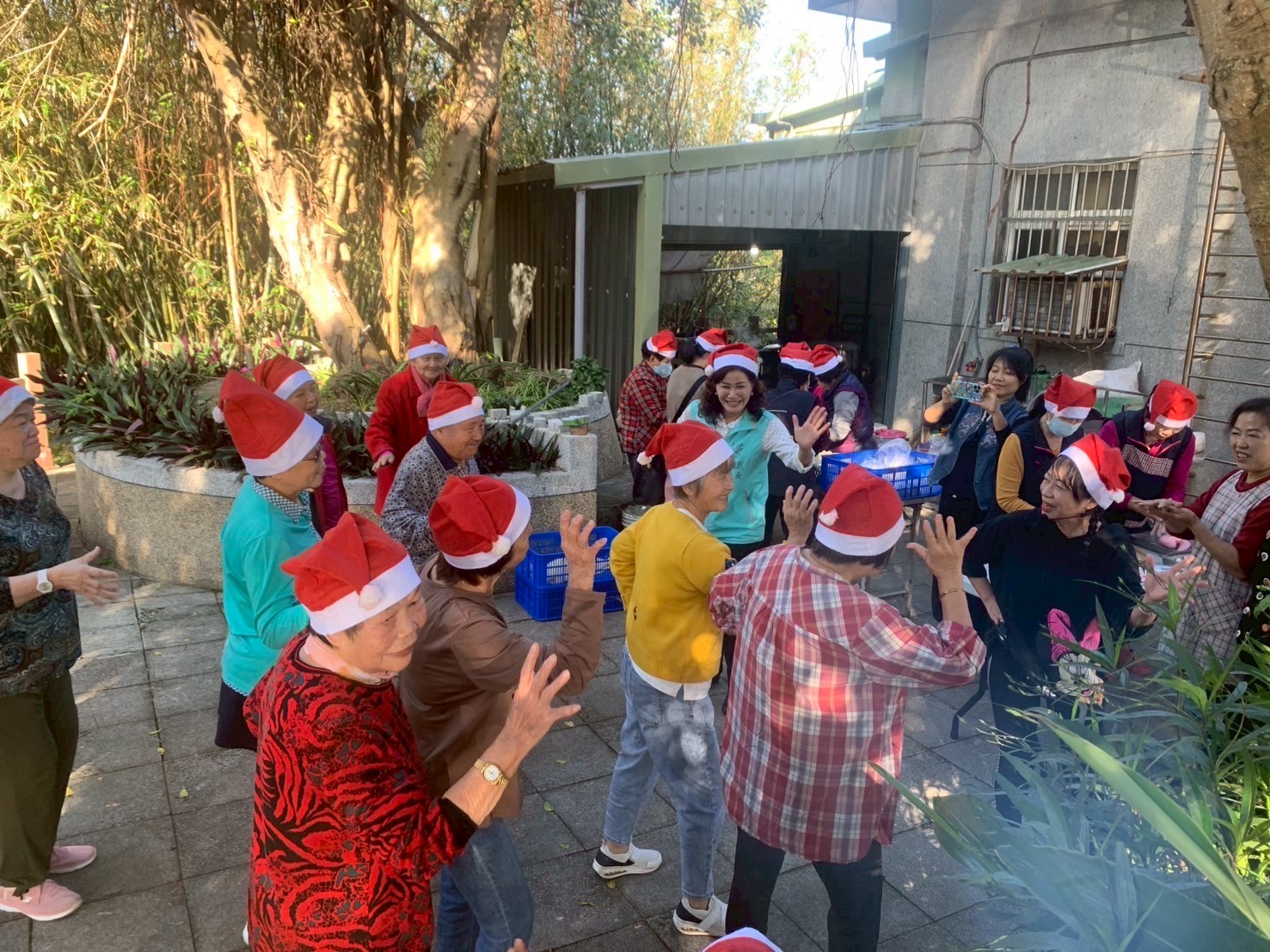 賴小萍區長前進新庄里關懷據點陪著長輩們一起動滋動