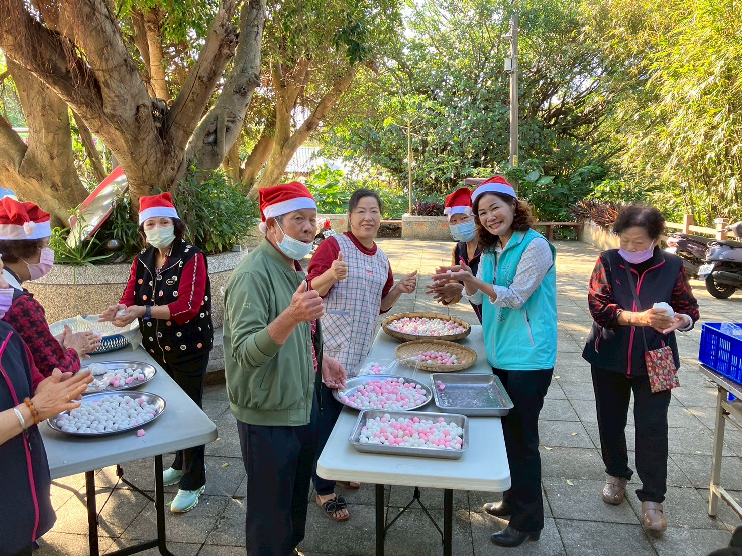賴小萍區長前進新庄里關懷據點陪著長輩們一起搓湯圓