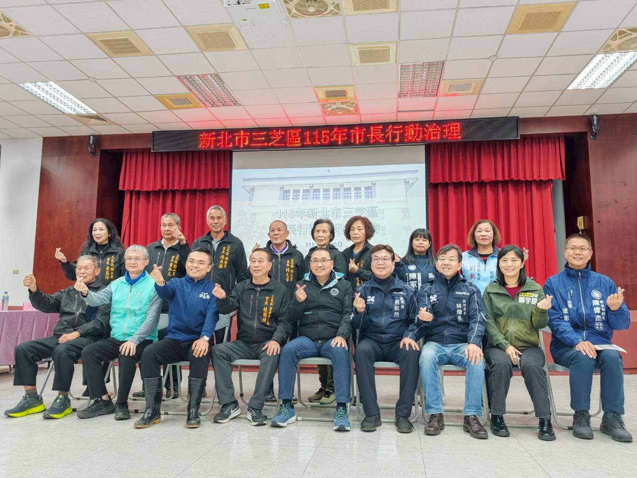 侯市長及李天民區長與里長們合影