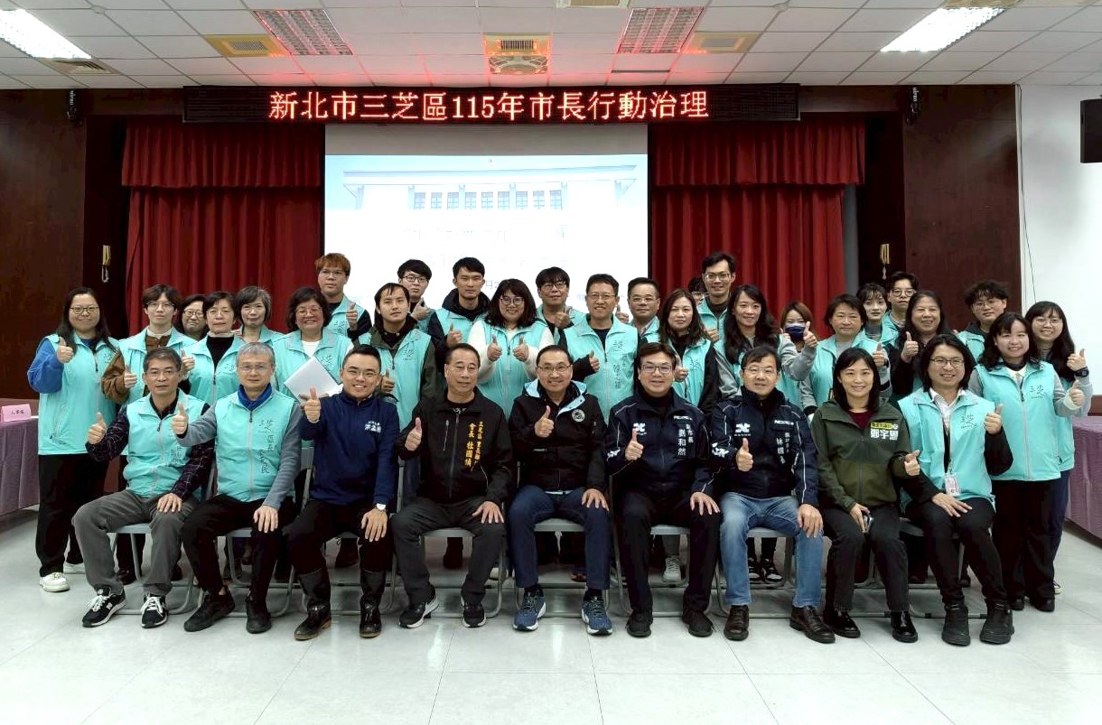 侯市長及李天民區長與公所同仁合影