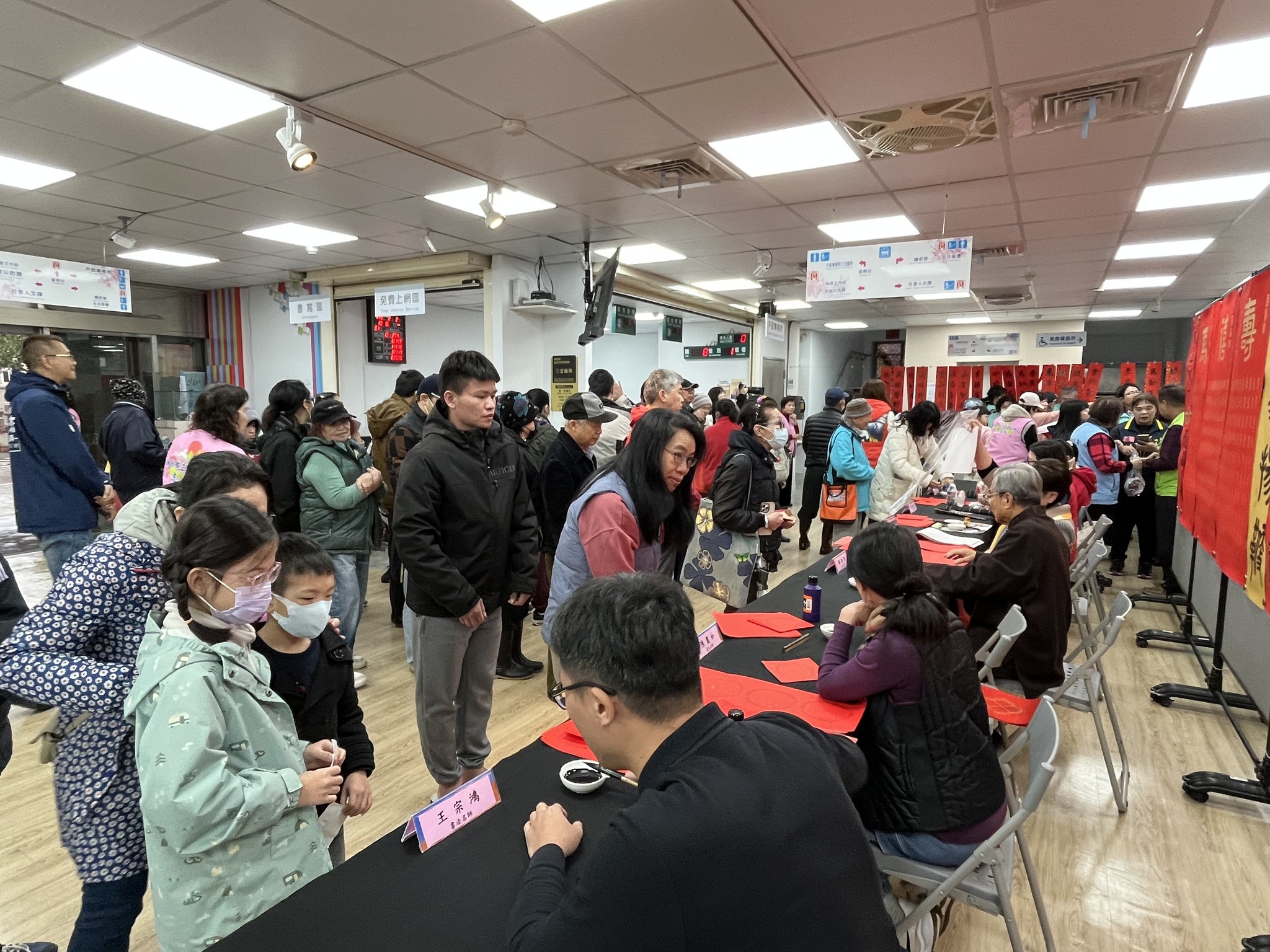 民眾熱情參與名師揮毫贈春聯活動