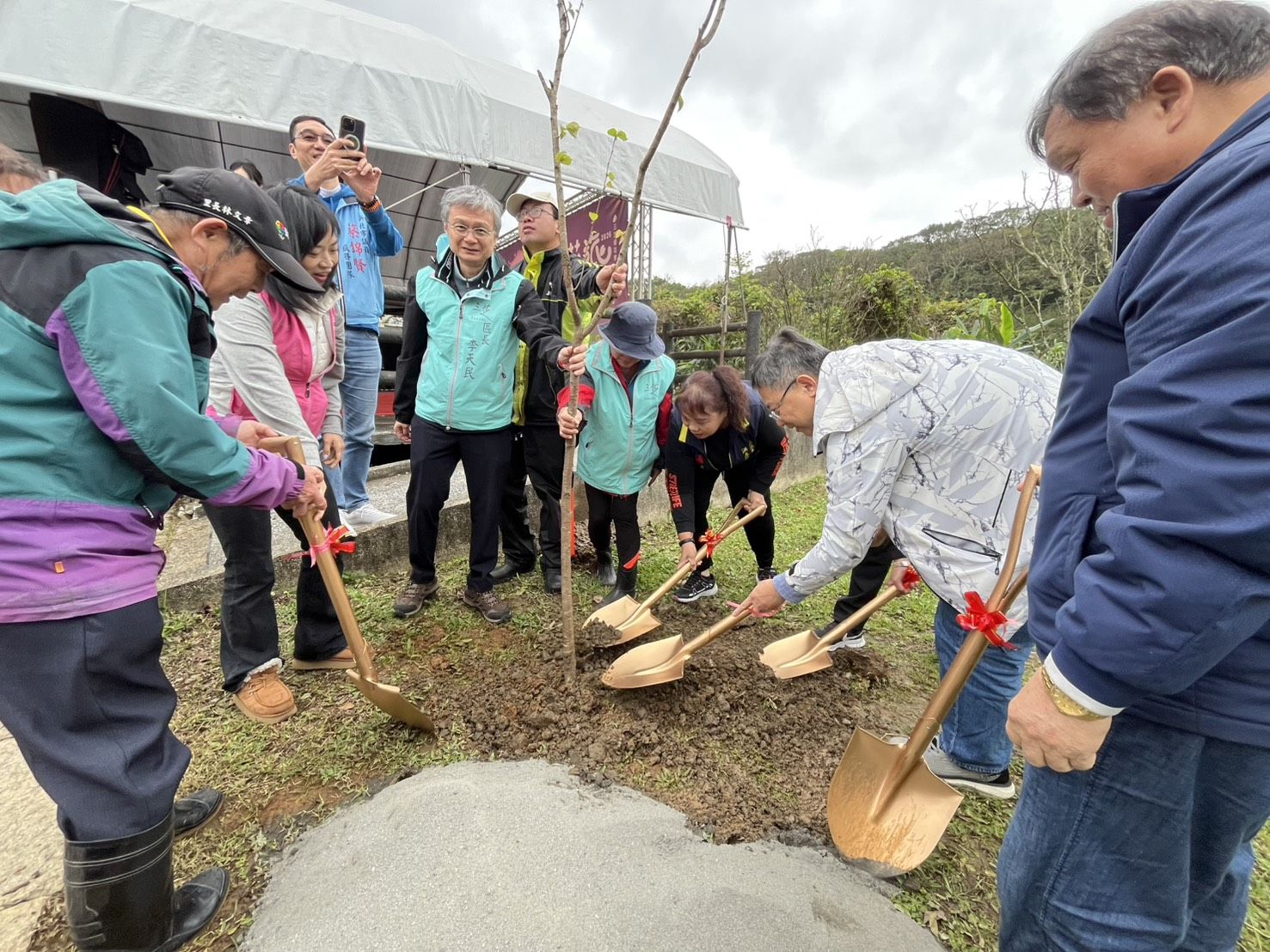李天民區長及貴賓們共同種下櫻花樹