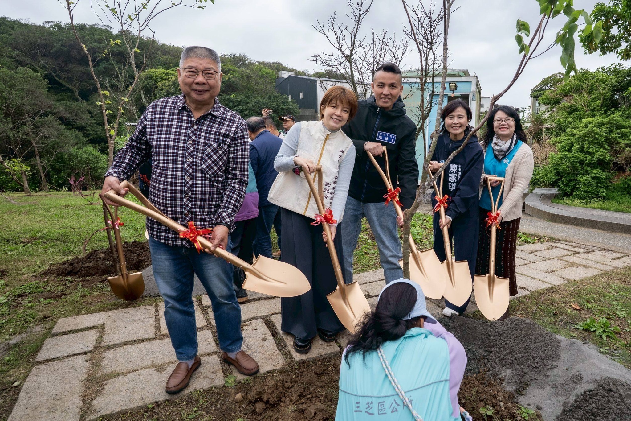 貴賓們共同種下櫻花樹