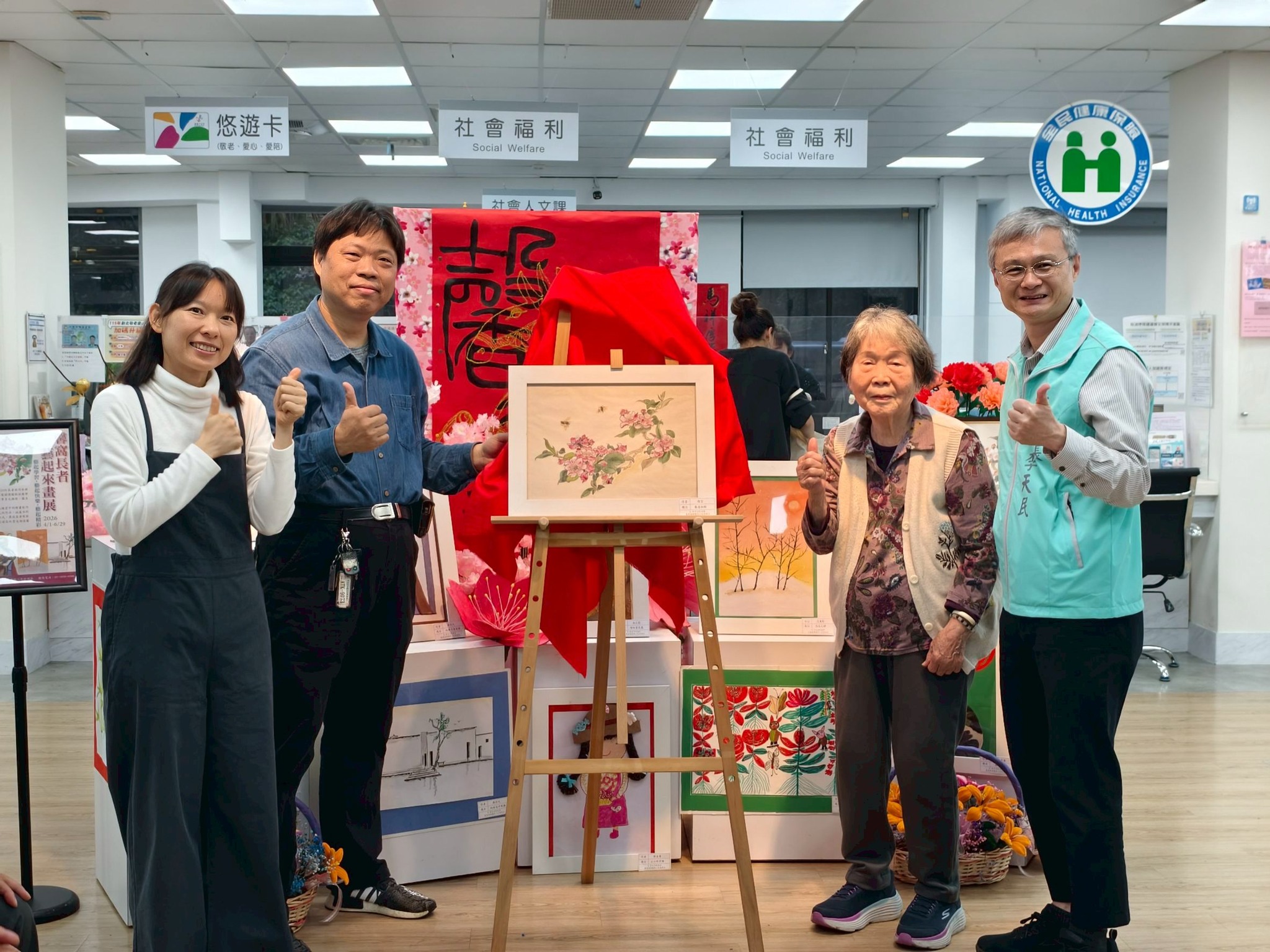 李天民區長與長者一同合影