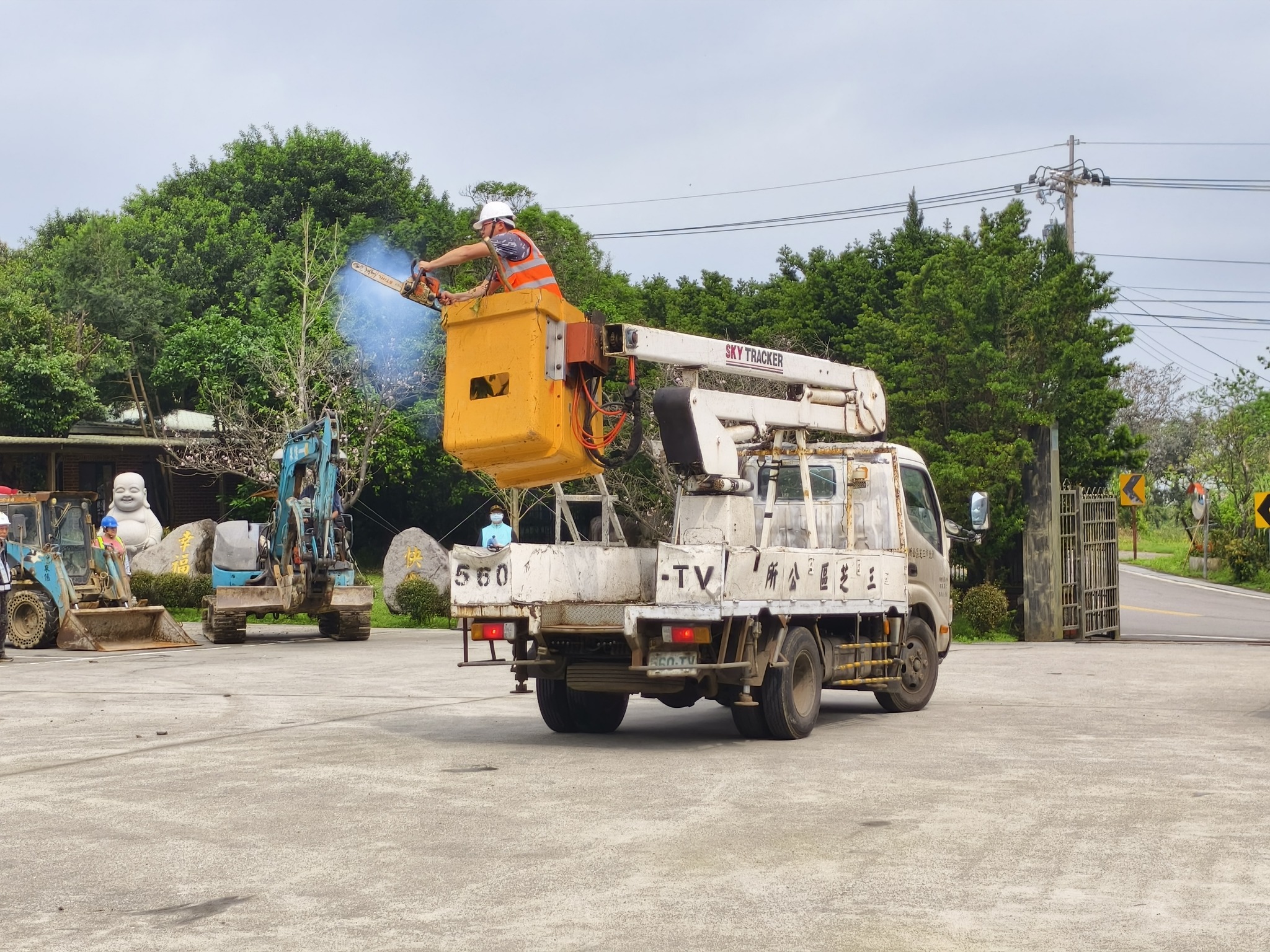 鋸斷傾倒路樹演練