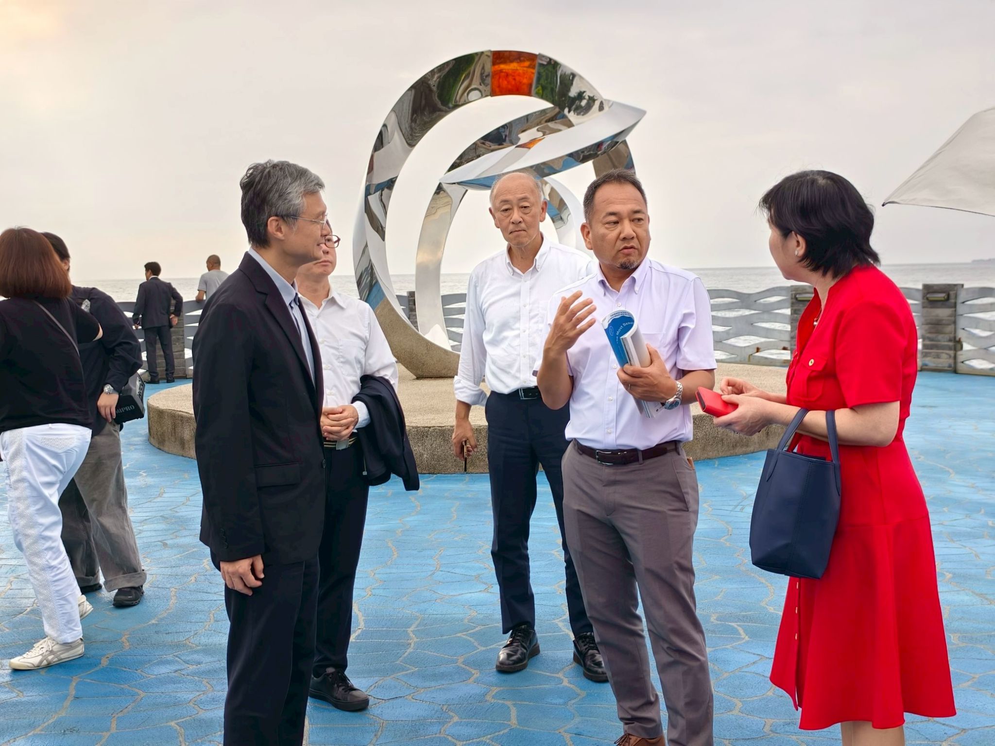 李天民區長偕同日本貴賓參訪海上觀景平台