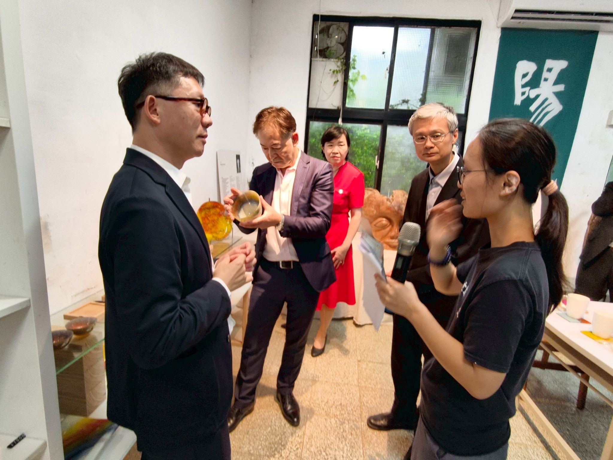 藝術家向參訪貴賓介紹