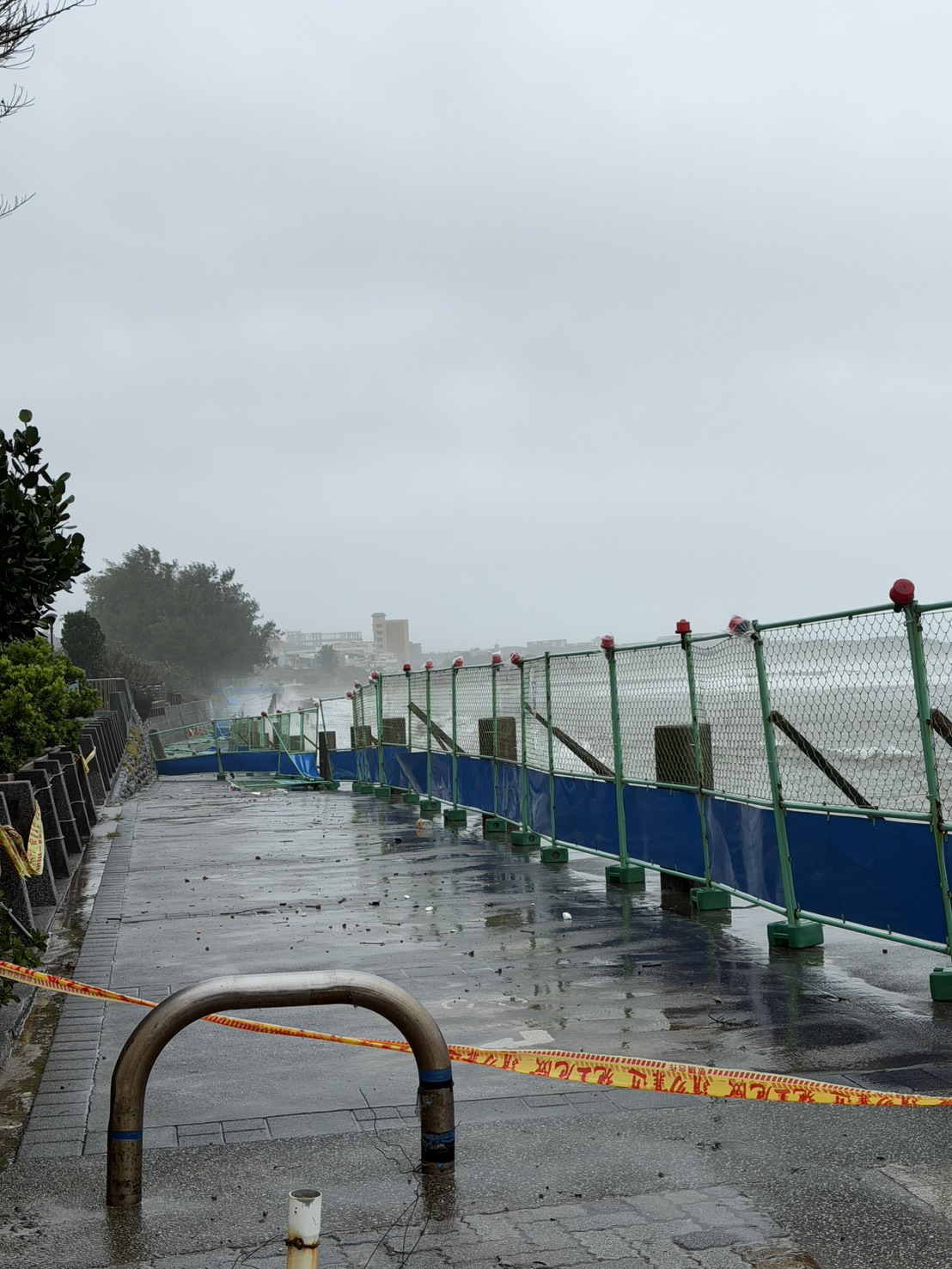 芝蘭公園工程圍籬受浪潮沖倒