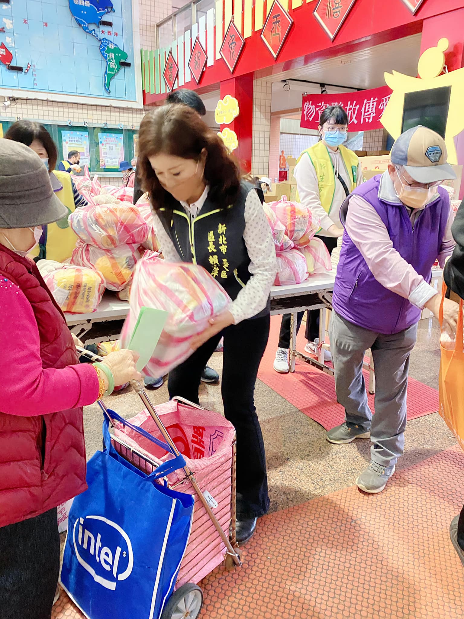 賴區長參與發放物資活動