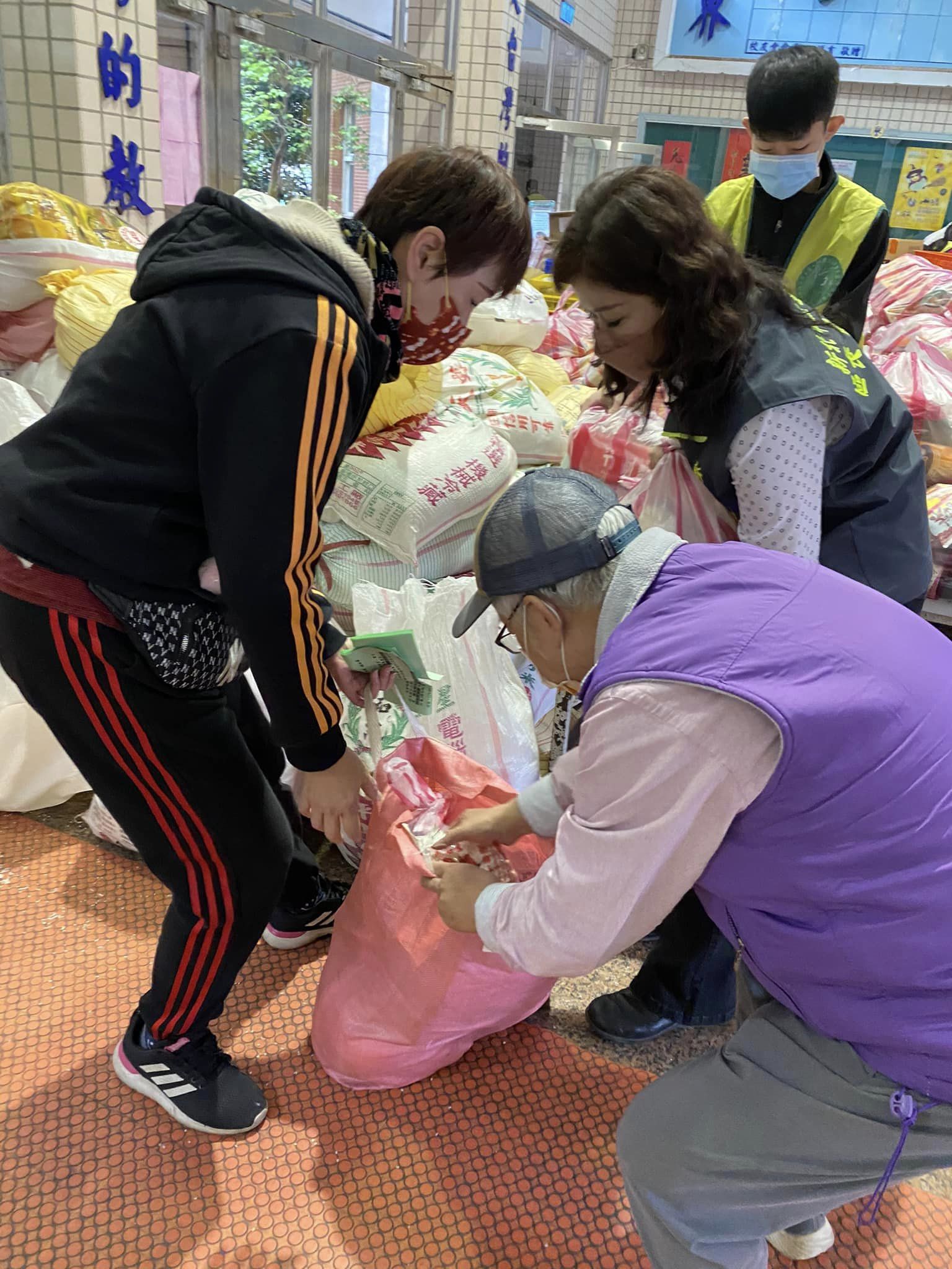 區長偕同協進會一同發放物資