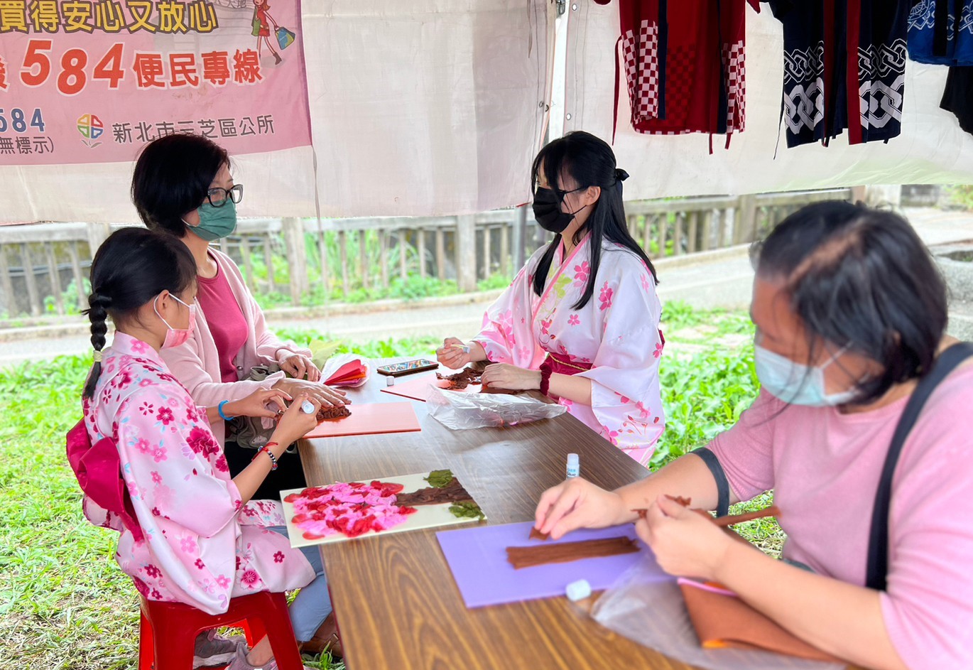 民眾參與薄紙櫻花樹DIY體驗